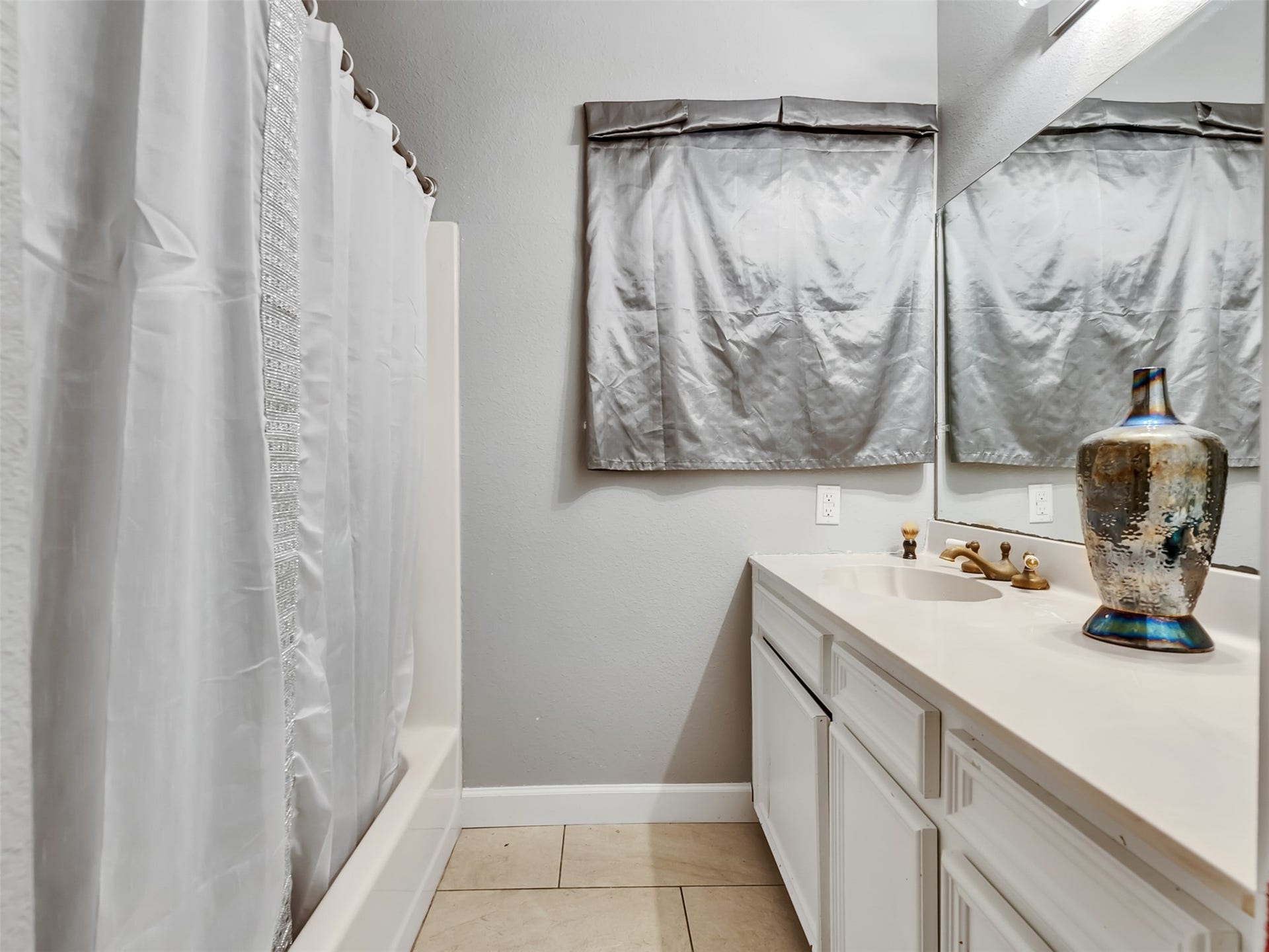 815 Avenue G, South Houston, TX 77587 Simple, clean, and functional, this bathroom offers everything you need in a comfortable and easy-to-maintain space.