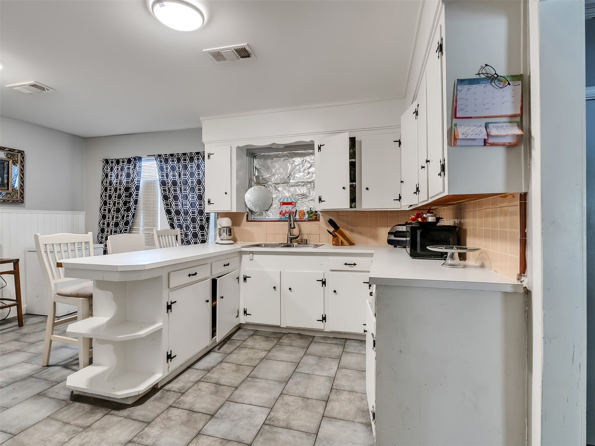 815 Avenue G, South Houston, TX 77587 This kitchen is packed with cabinet storage and features a breakfast bar with seating, making it the perfect spot for casual meals, morning coffee, or visiting with guests while you cook.