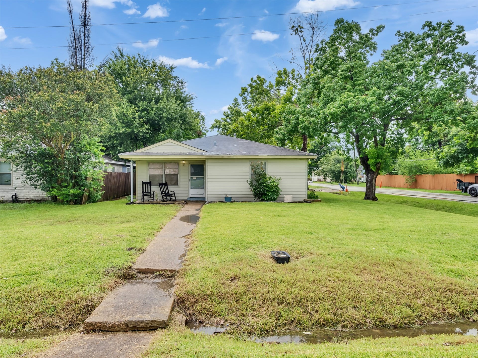 815 Avenue G, South Houston, TX 77587 A long walkway welcomes you home, leading to a cozy front porch and entryway. With comfortable spacing from neighboring homes, you'll appreciate the added sense of openness and privacy.