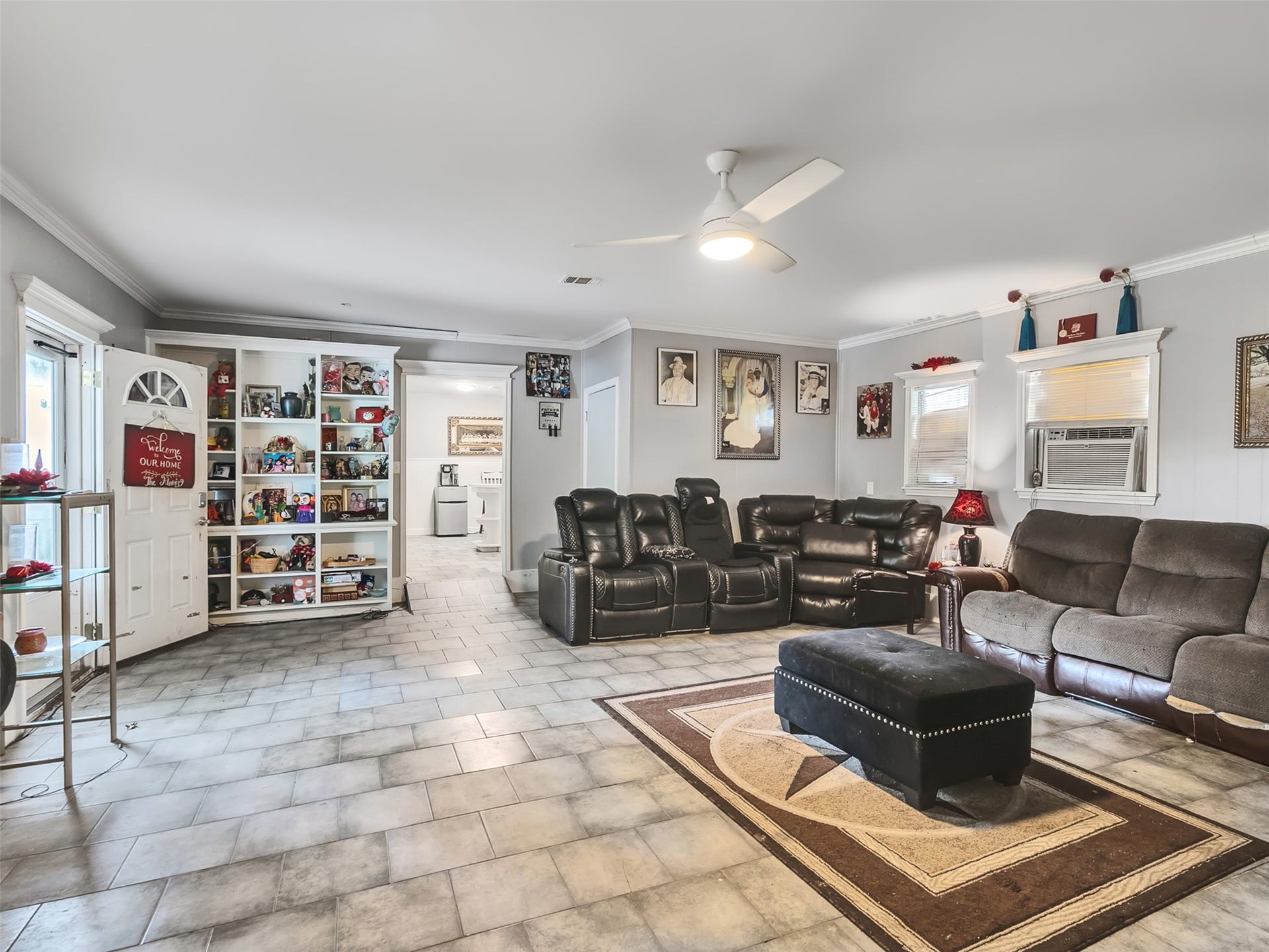 815 Avenue G, South Houston, TX 77587 Thoughtfully designed for everyday living, the open flow into the kitchen keeps everyone connected whether you're relaxing or entertaining