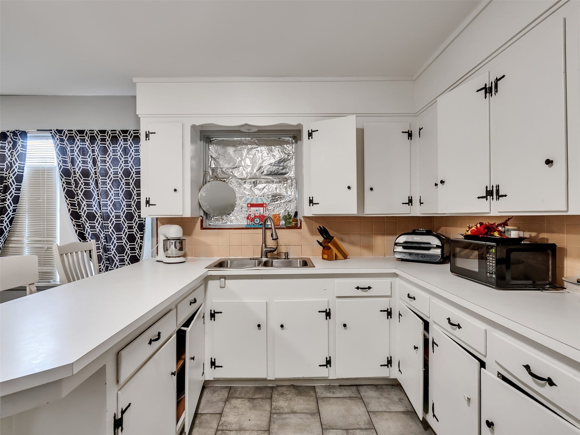 815 Avenue G, South Houston, TX 77587 This efficient kitchen makes the most of every inch, offering plenty of counter space, easy workflow, and everything you need within reach.