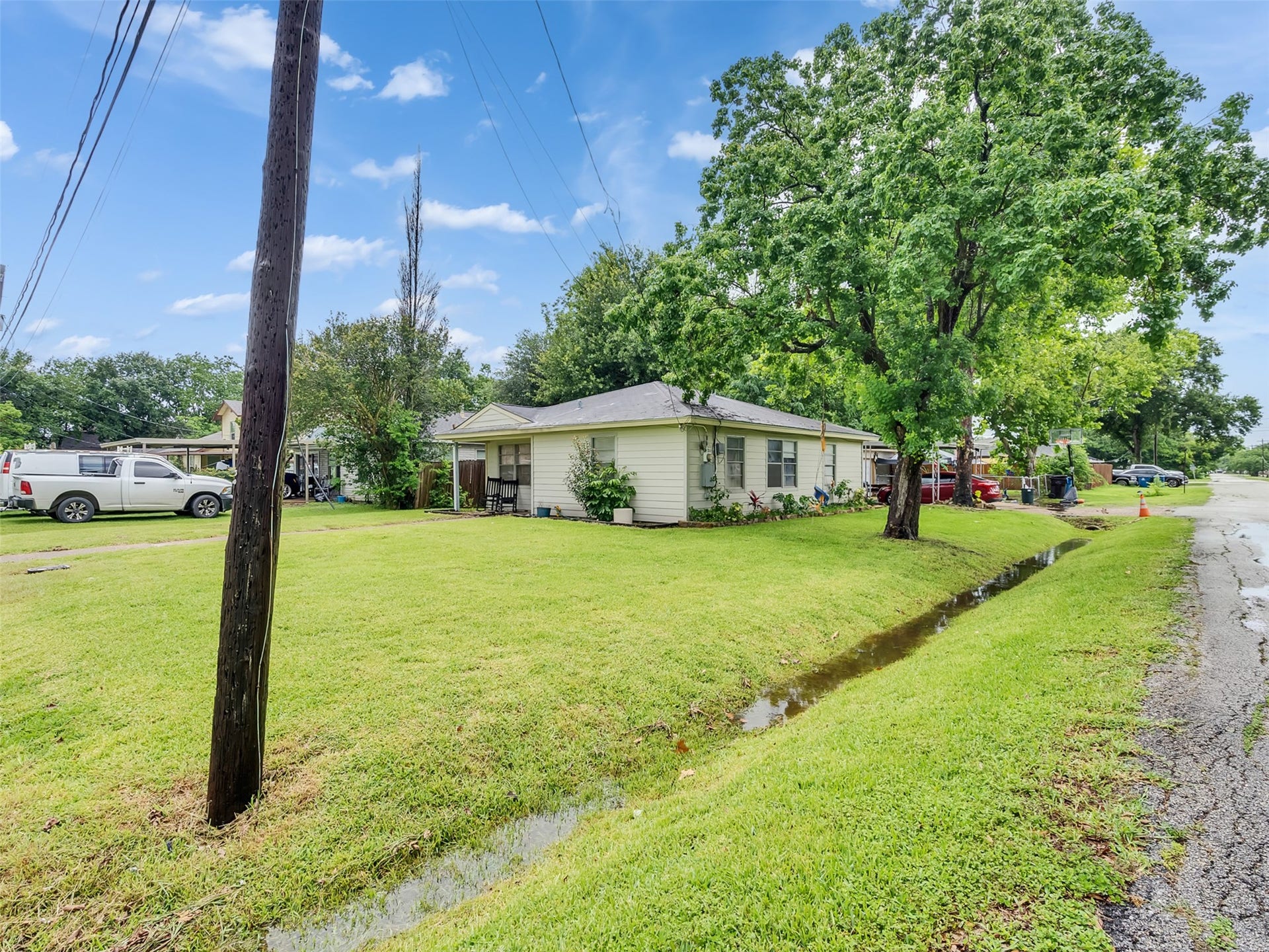 815 Avenue G, South Houston, TX 77587 Simple and welcoming, this home's front exterior features easy-maintenance landscaping and a cozy porch areajust enough space to enjoy your morning coffee or greet guests as they arrive.