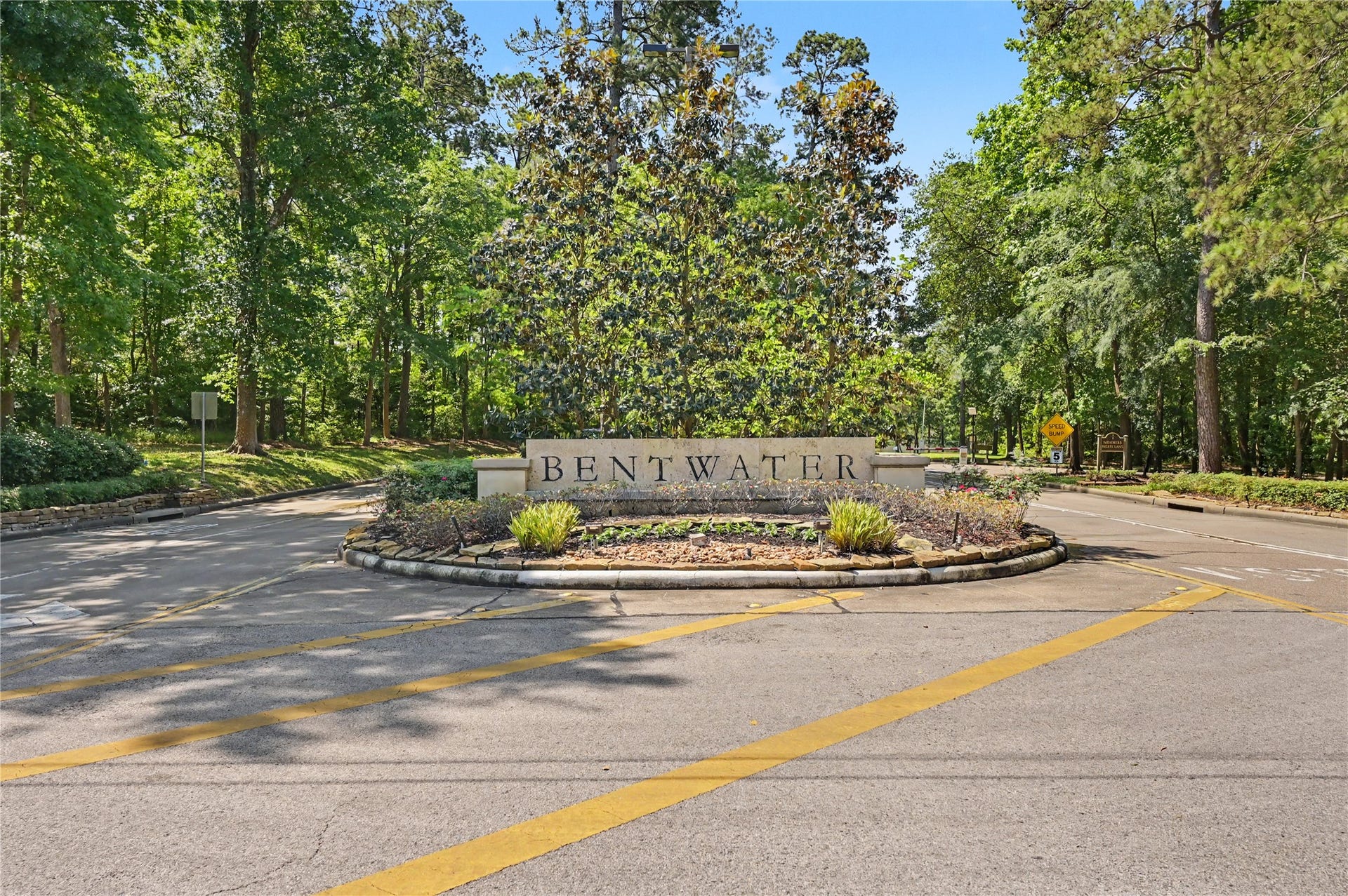 124 Wycliffe Drive, Montgomery, TX 77356 Beautifully landscaped entrance welcomes you to prestigious Bentwater.