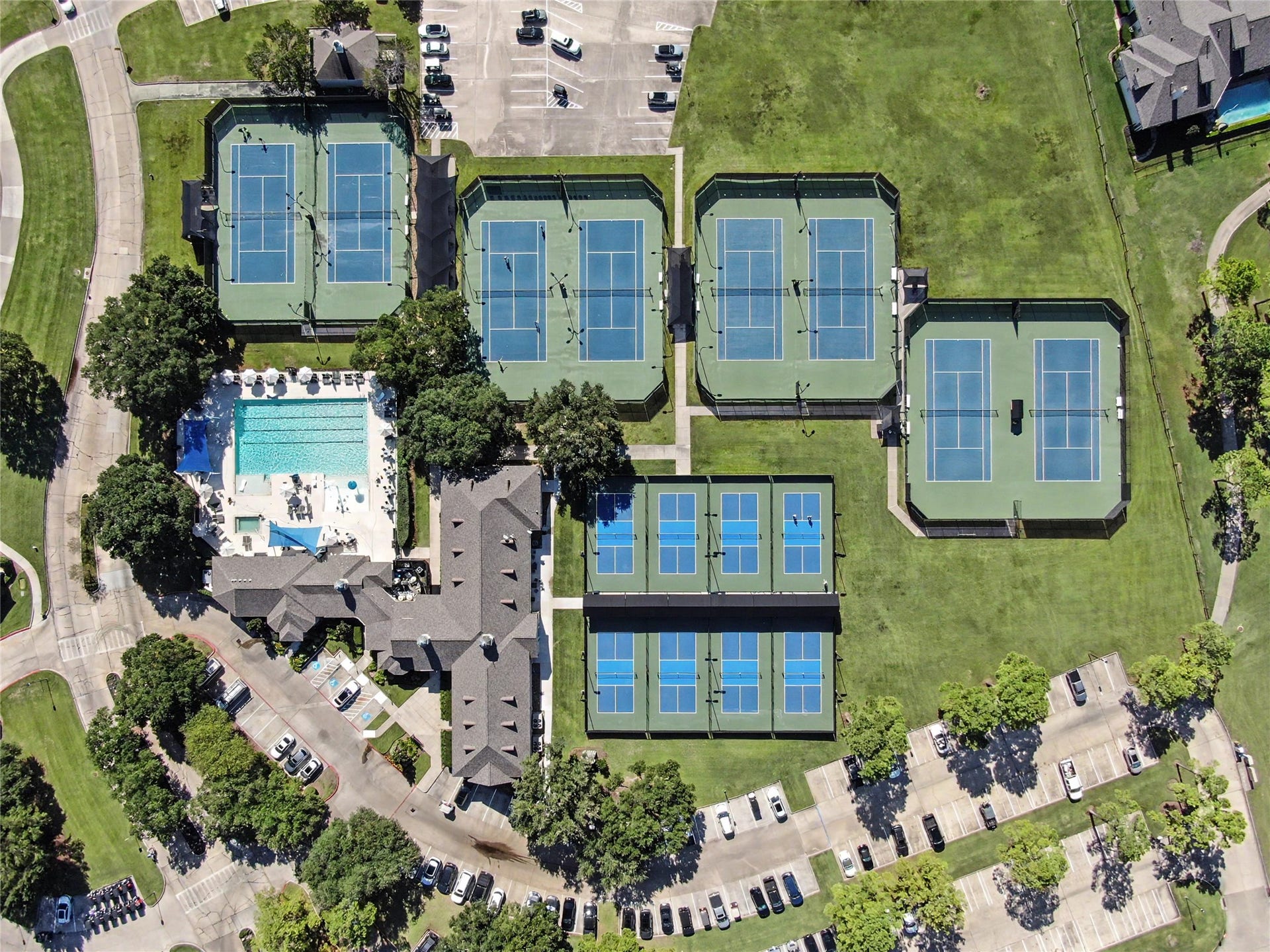 124 Wycliffe Drive, Montgomery, TX 77356 Impressive tennis and pickleball facilities for an active lifestyle.