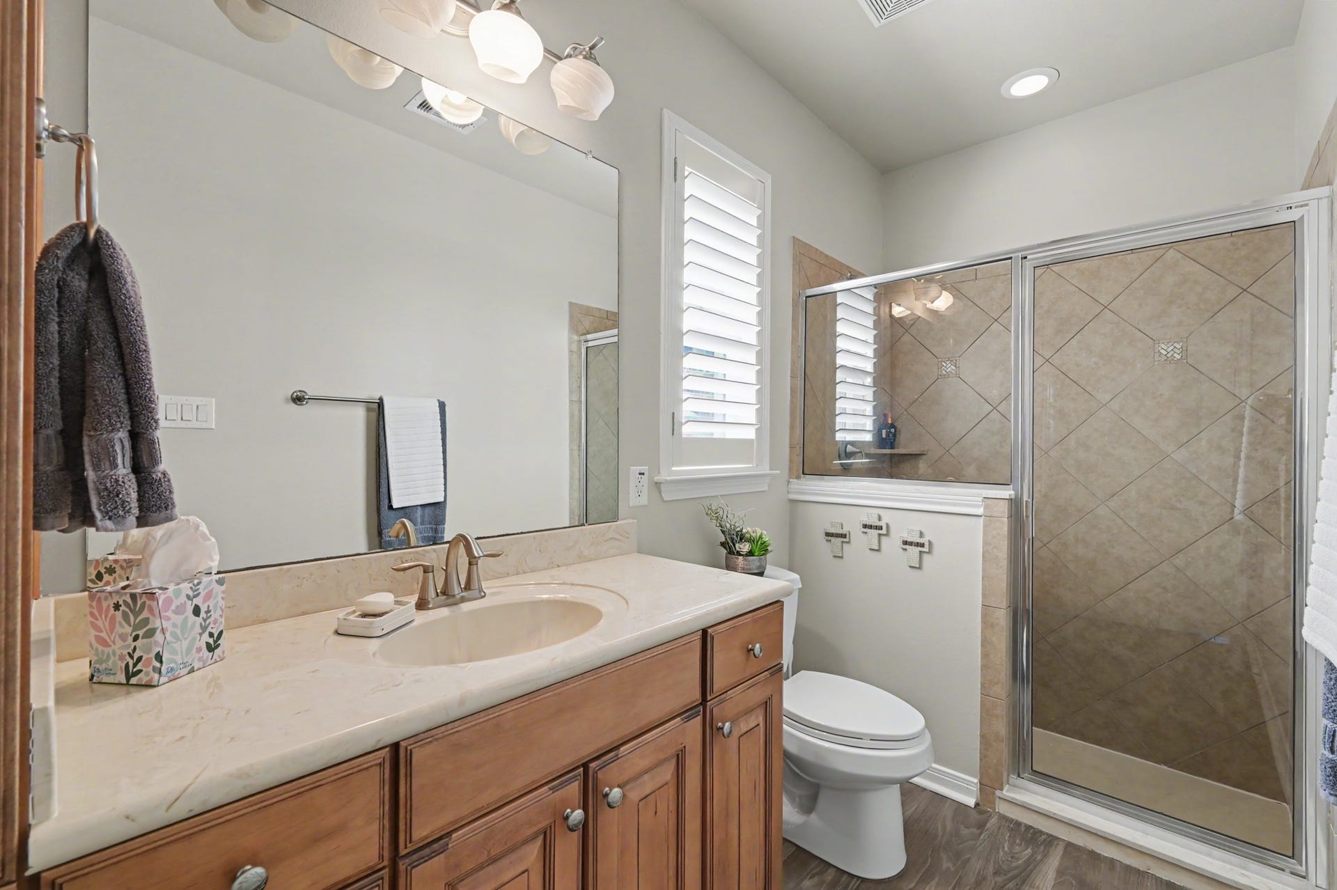 124 Wycliffe Drive, Montgomery, TX 77356 Private casita bathroom with spacious vanity and beautifully tiled walk-in shower.