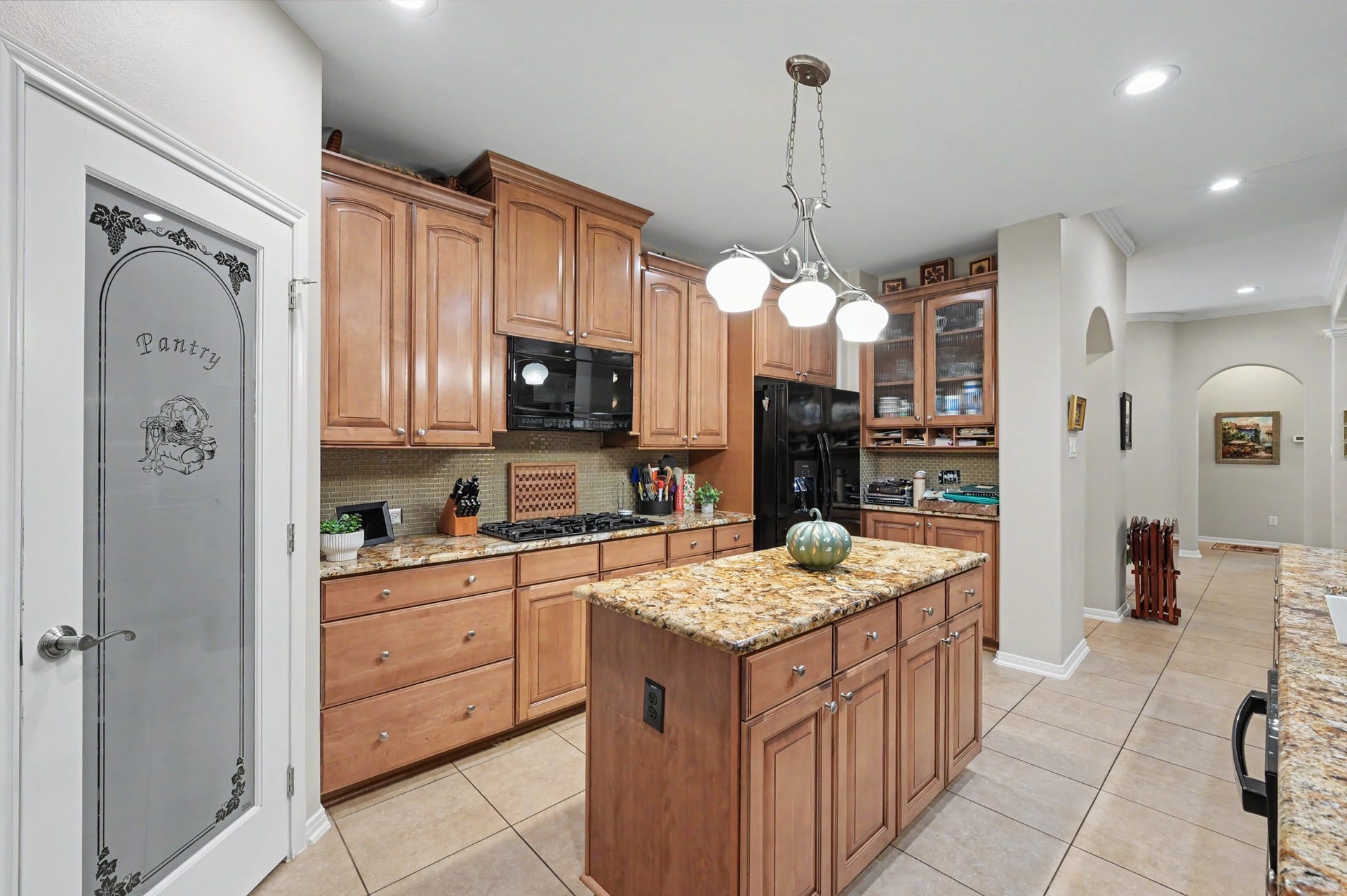 124 Wycliffe Drive, Montgomery, TX 77356 Well-appointed kitchen featuring abundant storage, center island, and gas cooktop.