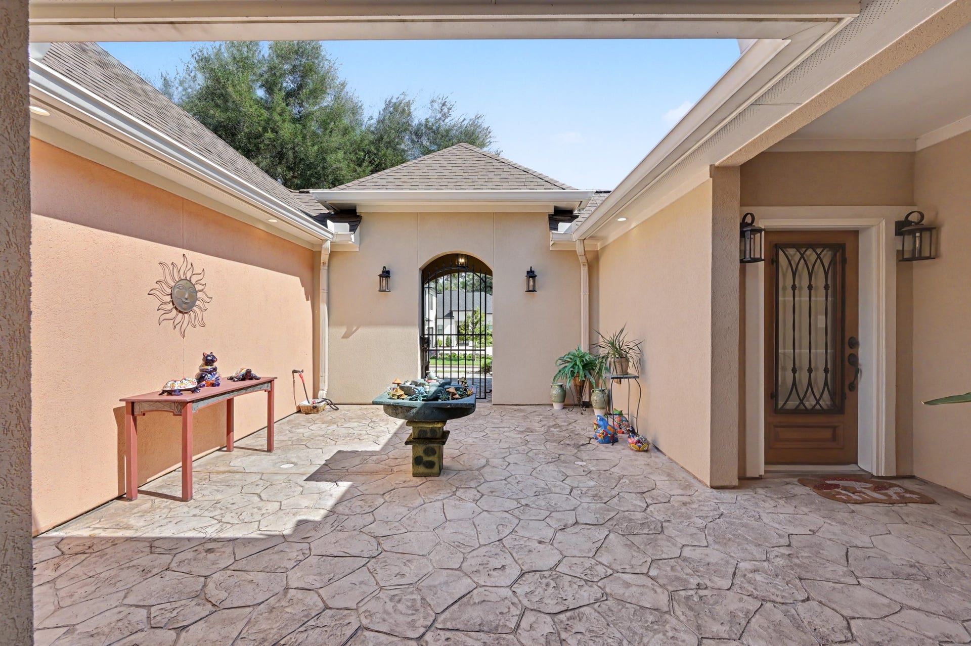 124 Wycliffe Drive, Montgomery, TX 77356 private courtyard