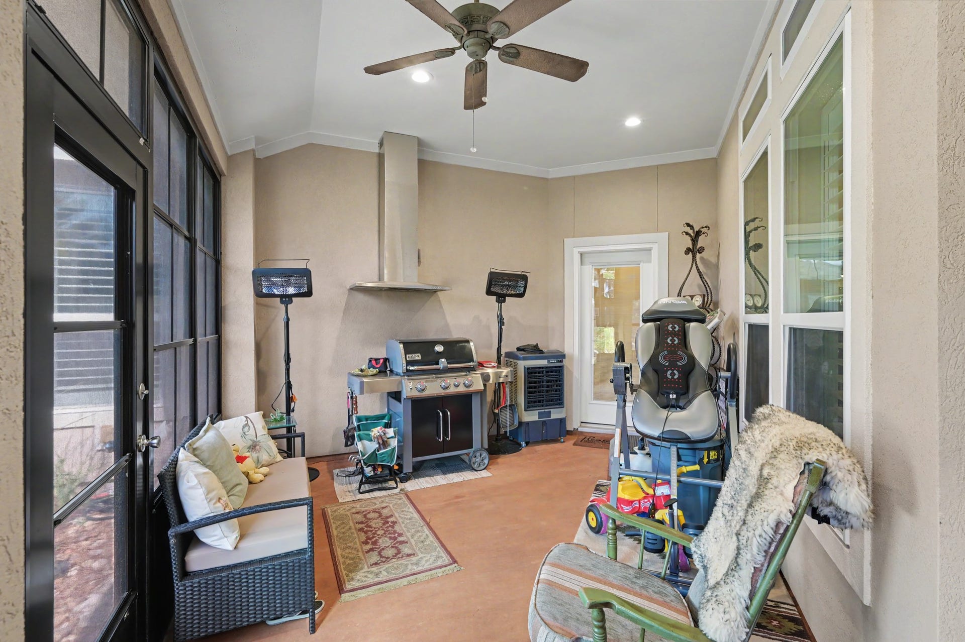 124 Wycliffe Drive, Montgomery, TX 77356 Versatile screened porch with generous space for hobbies, relaxation, or recreation.