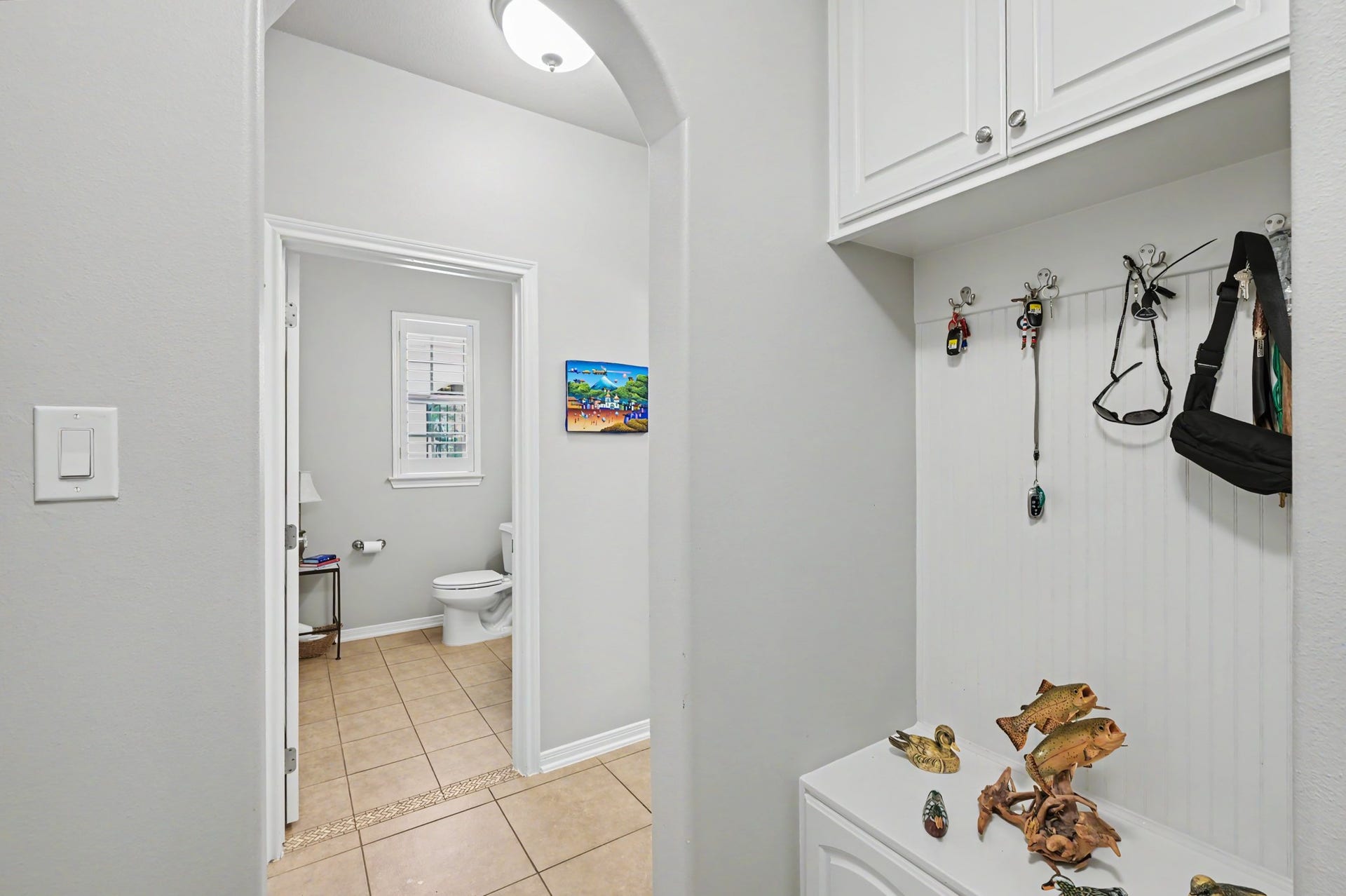 124 Wycliffe Drive, Montgomery, TX 77356 Conveniently located storage and drop zone with easy access to the guest bath.