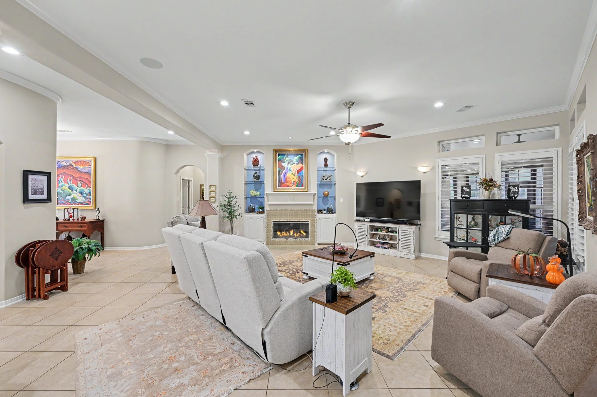 124 Wycliffe Drive, Montgomery, TX 77356 Spacious family room with elegant finishes, custom cabinetry, and cozy fireplace.