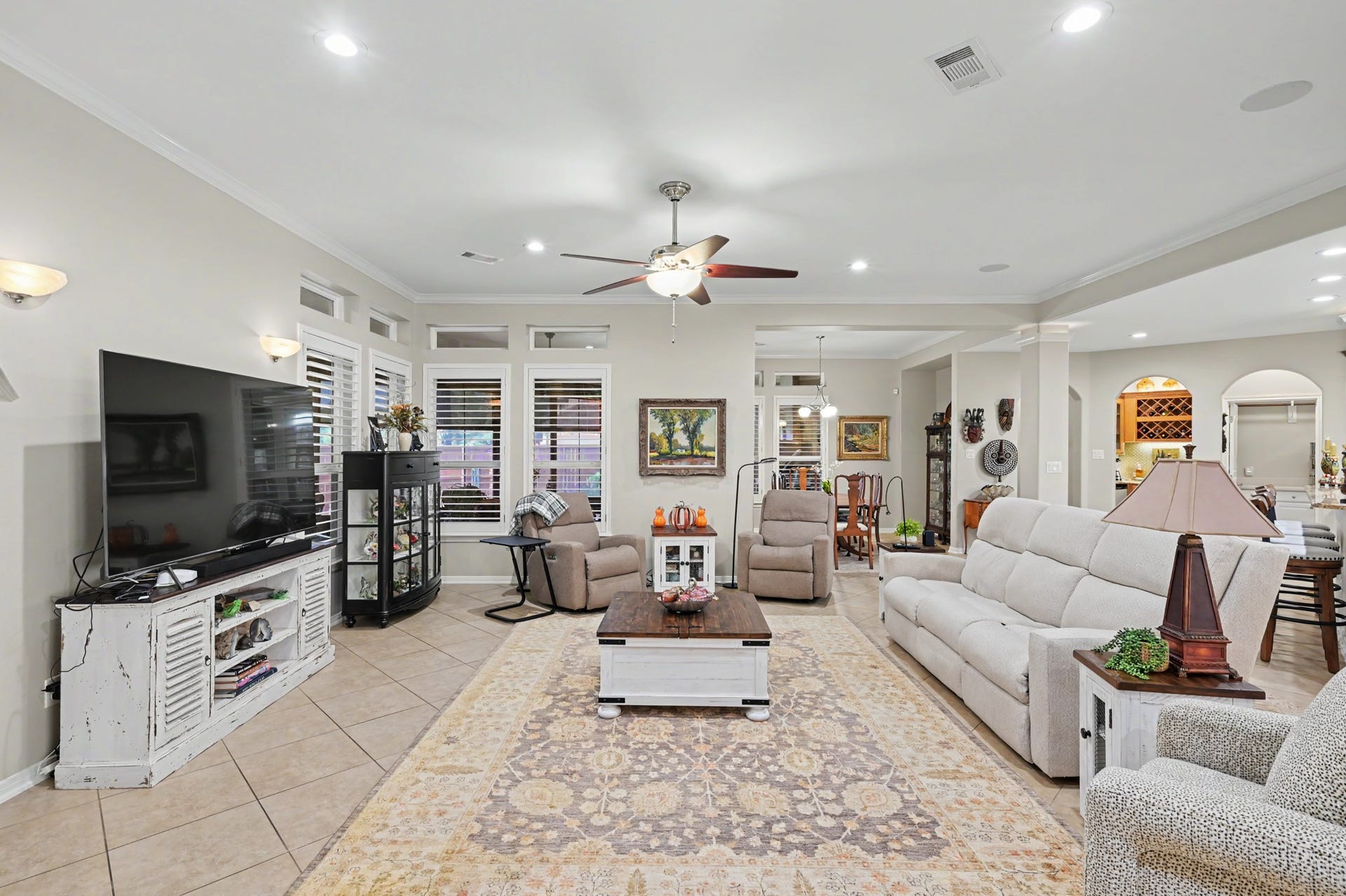124 Wycliffe Drive, Montgomery, TX 77356 Bright, inviting family room featuring beautiful built-ins and abundant natural light.