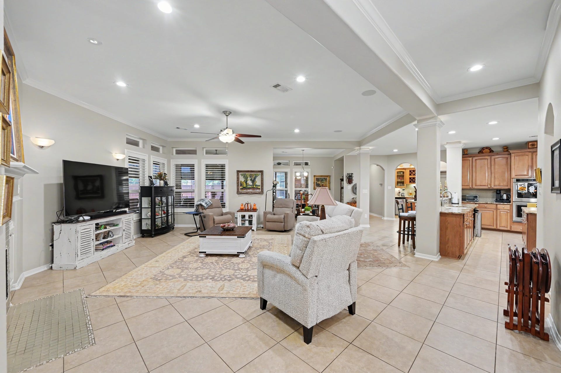 124 Wycliffe Drive, Montgomery, TX 77356 Expansive open-concept living area ideal for comfortable everyday living and entertaining.