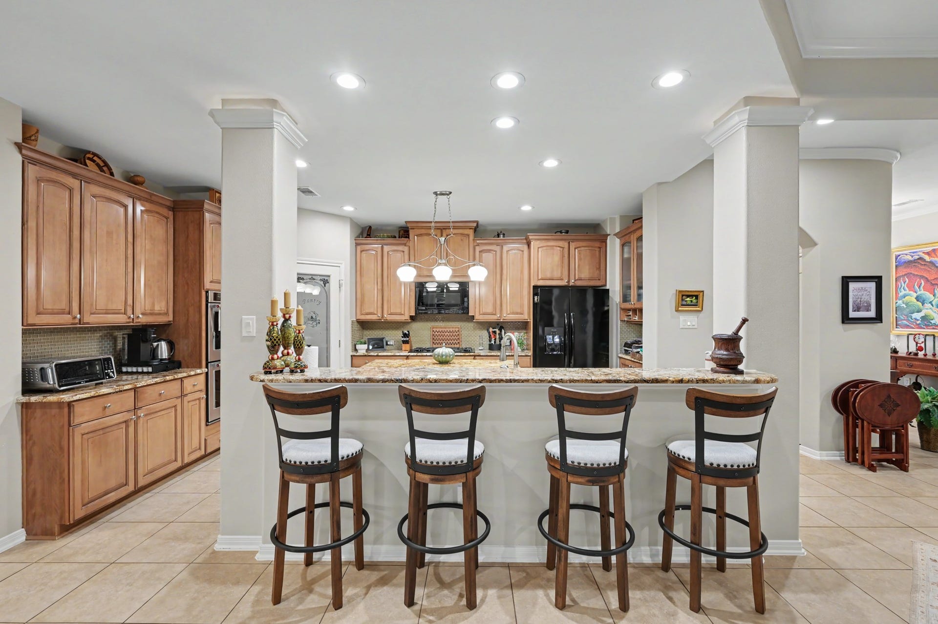 124 Wycliffe Drive, Montgomery, TX 77356 Beautifully designed kitchen with generous breakfast bar seating and rich cabinetry.