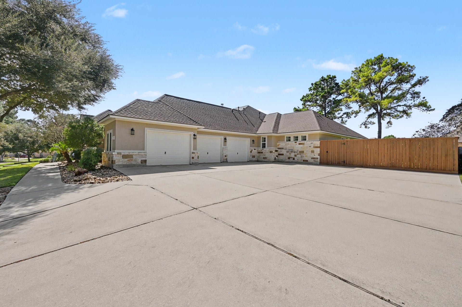124 Wycliffe Drive, Montgomery, TX 77356 Expansive driveway and attached garage offering exceptional parking convenience.