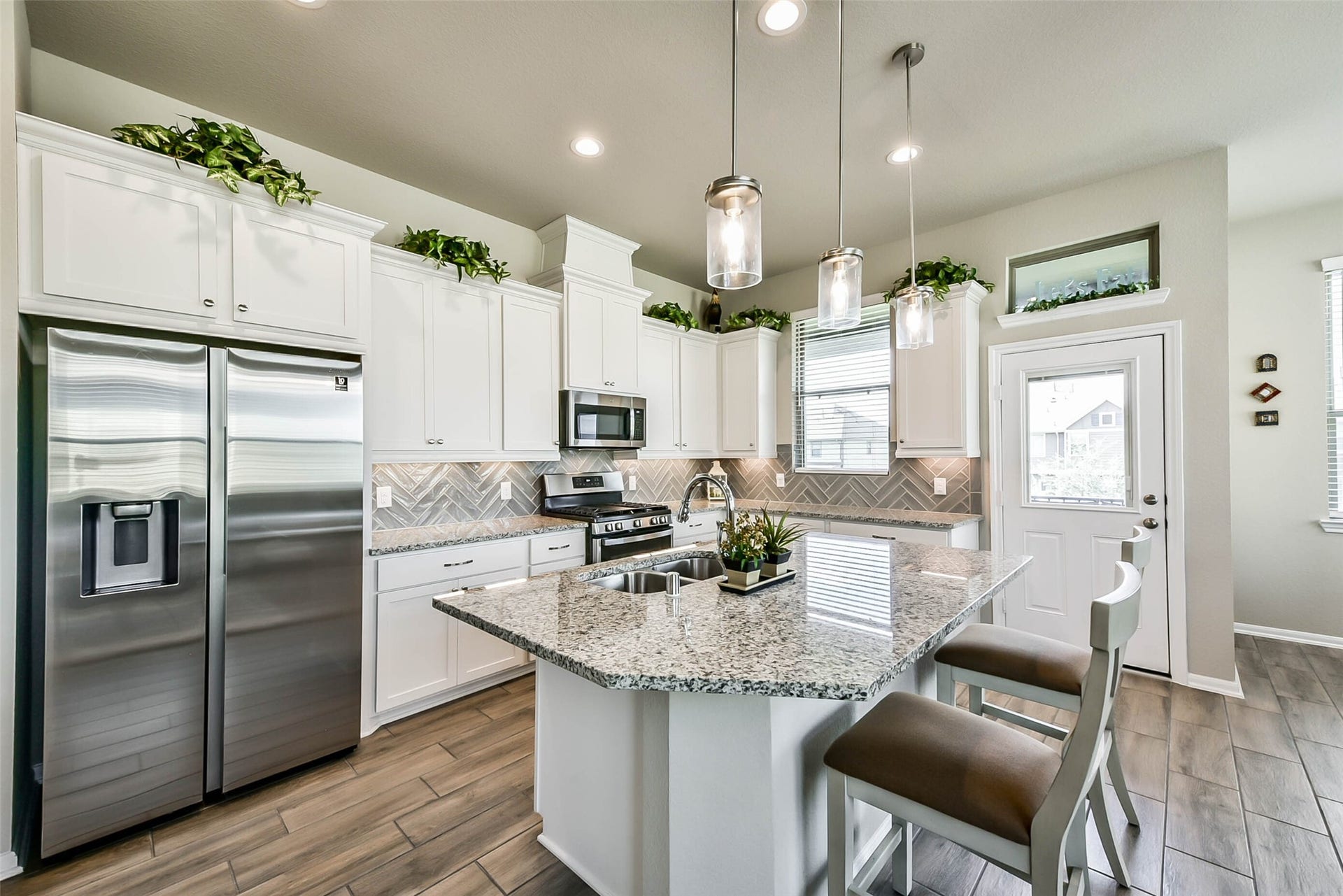 Great kitchen with ample counter and cabinet space.