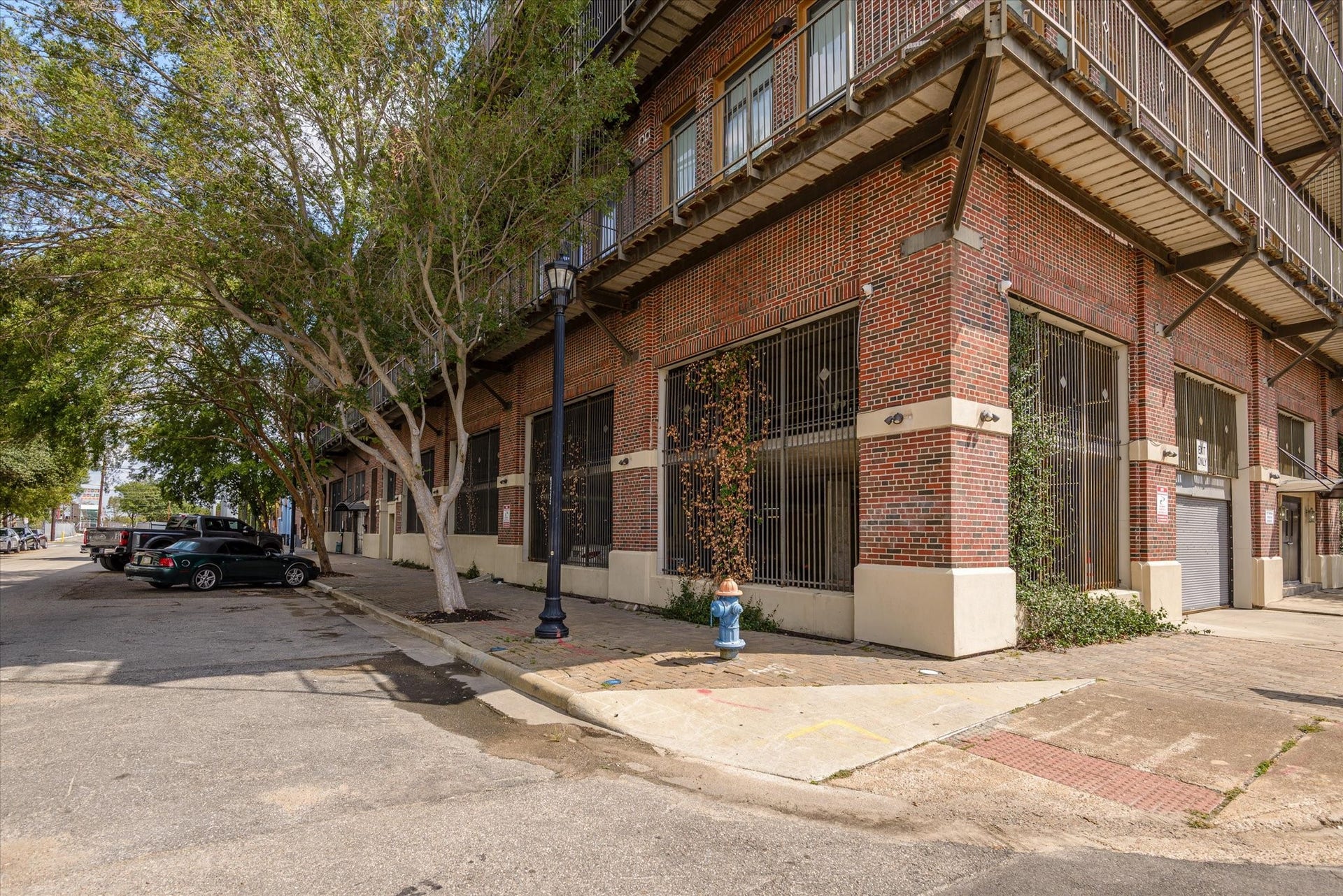 2205 Mckinney Street, #309, Houston, TX 77003 The Historic Herrin Lofts originally built in 1929 blends classic architecture with modern conveniences.