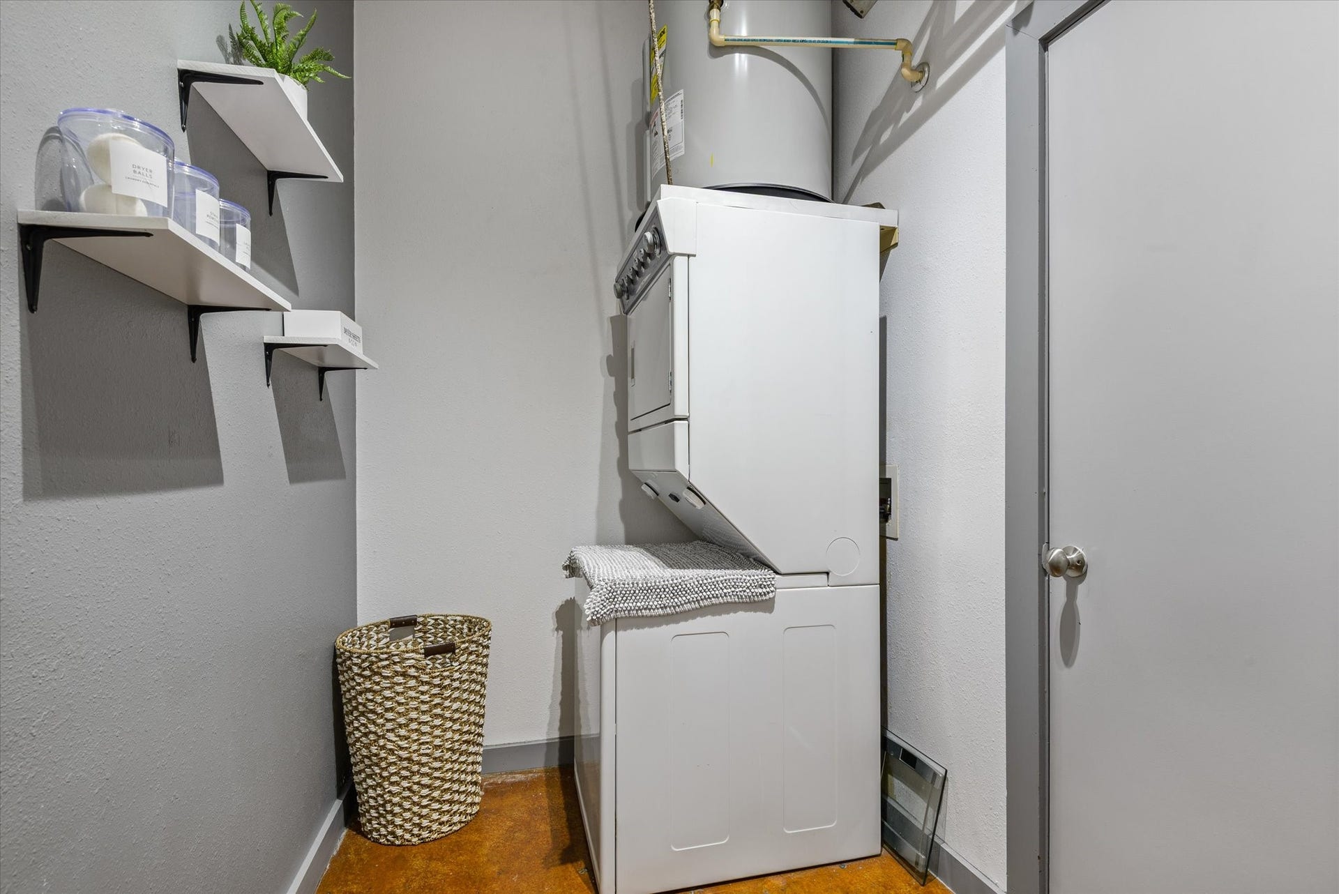 2205 Mckinney Street, #309, Houston, TX 77003 This utility room has a lot of space.