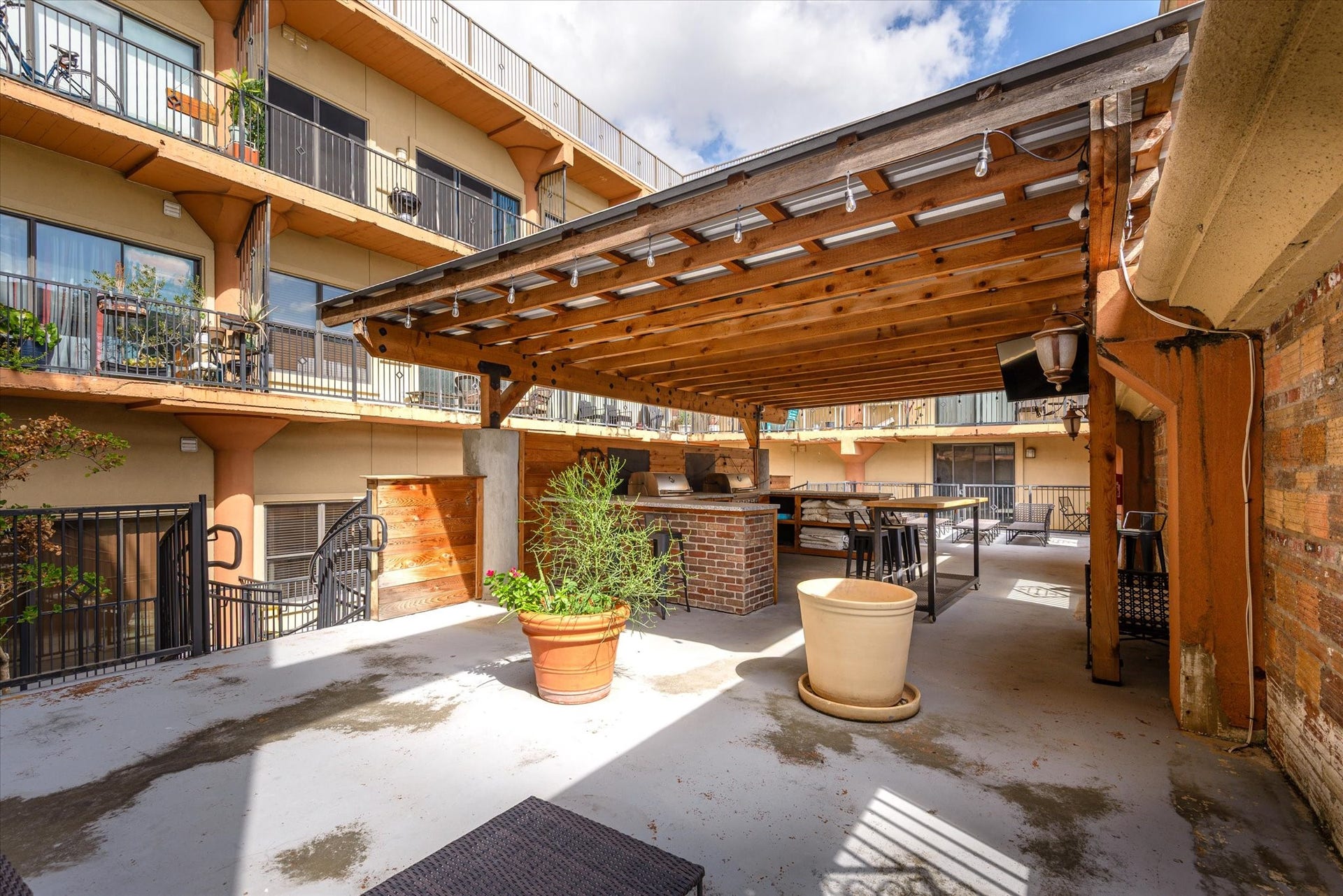 2205 Mckinney Street, #309, Houston, TX 77003 Create memories with your guests, or just come outdoors anytime.