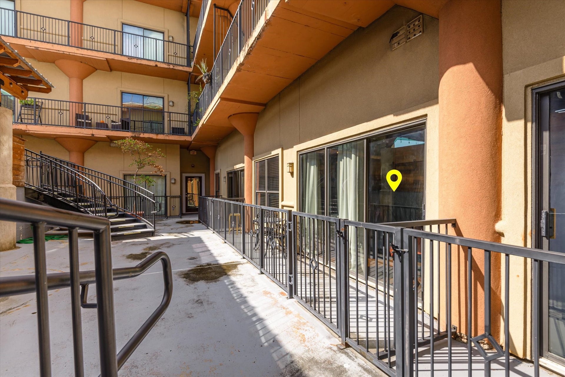 2205 Mckinney Street, #309, Houston, TX 77003 Common courtyard area.