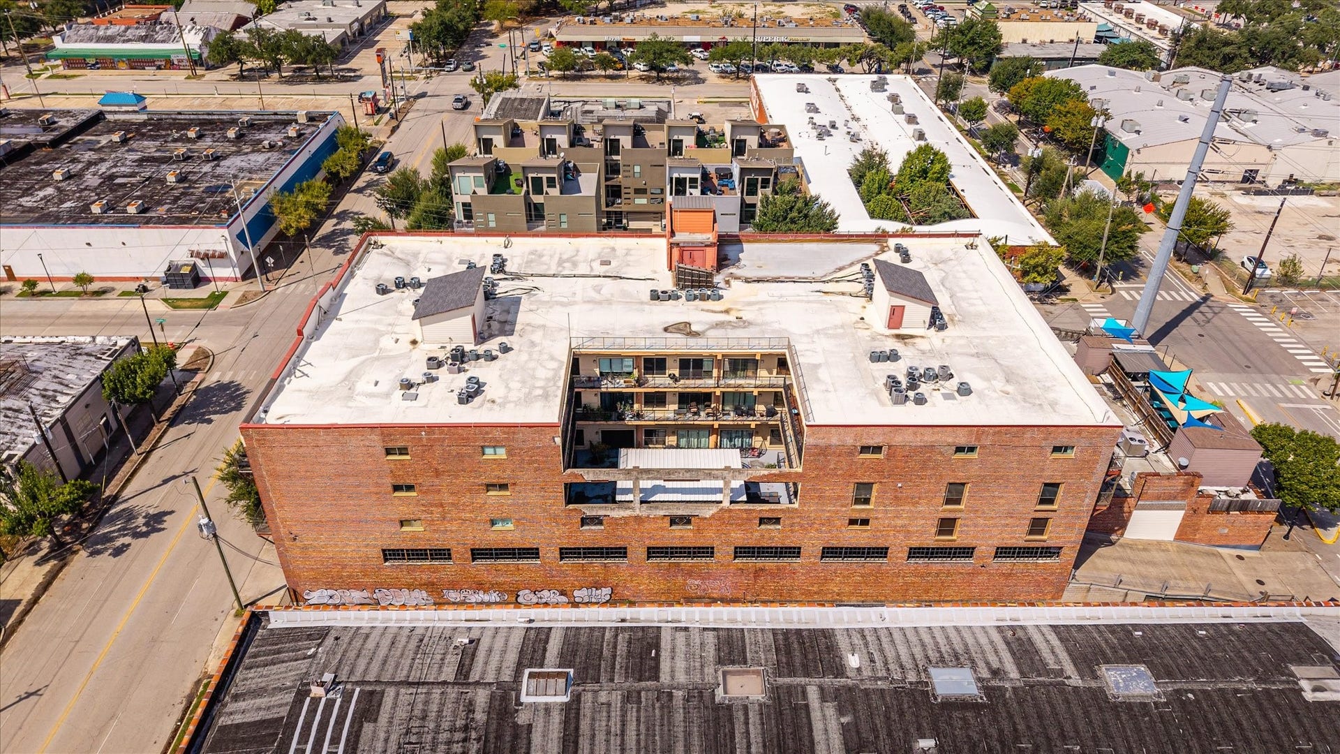 2205 Mckinney Street, #309, Houston, TX 77003 Enjoy the convenience of working anywhere in surrounding Houston area and get home quickly to this centrally located condo.