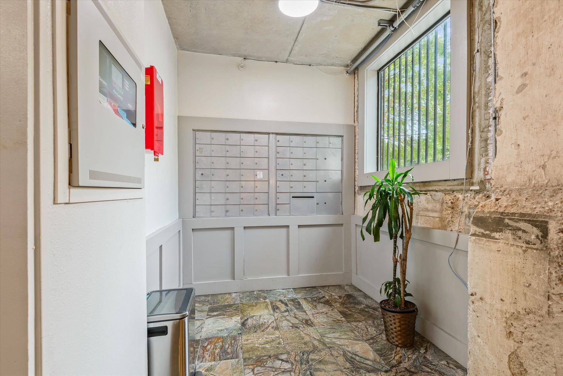 2205 Mckinney Street, #309, Houston, TX 77003 Common space in building for mail pick up.