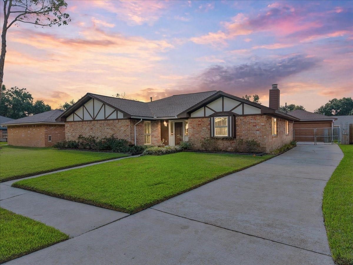 1918 Crooked Creek Lane, Pearland, TX 77581 Gorgeous Curb Appeal!