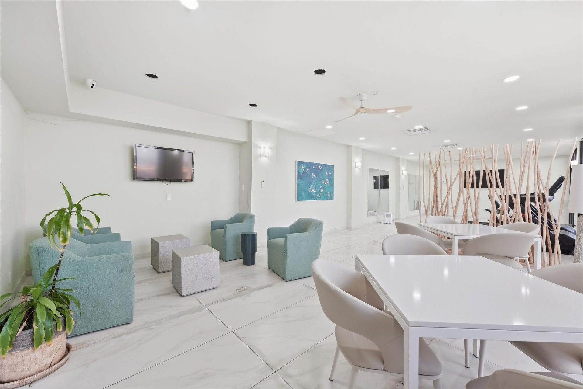 7310 Seawall Boulevard, #1105, Galveston, TX 77551 Bright and modern communal space featuring comfortable seating, a wall-mounted TV, and stylish decor, perfect for relaxation or social gatherings.