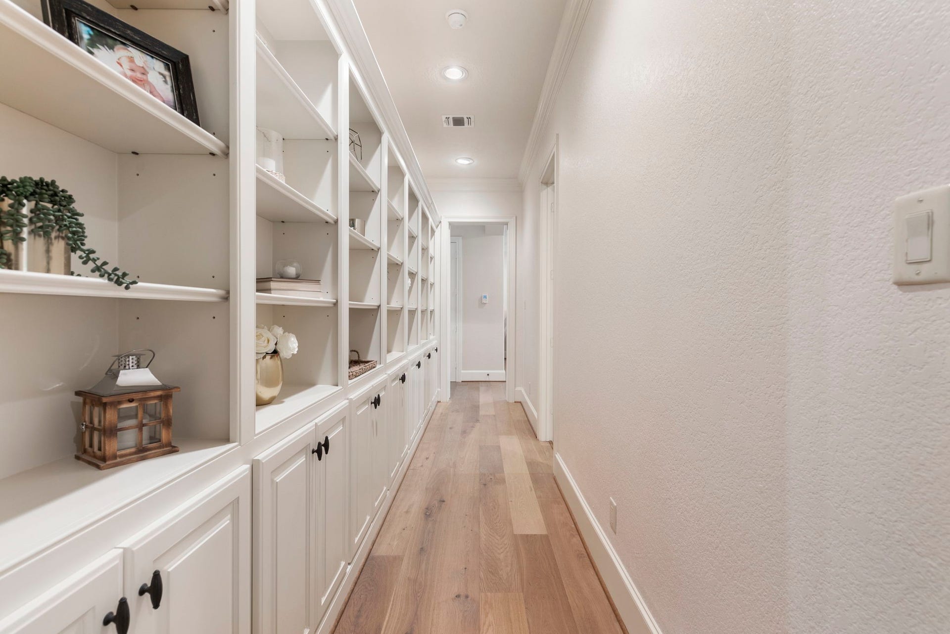 7421 Enchanted Stream Drive, Conroe, TX 77304 Impressive walkway to the owners suite and guest bedroom.