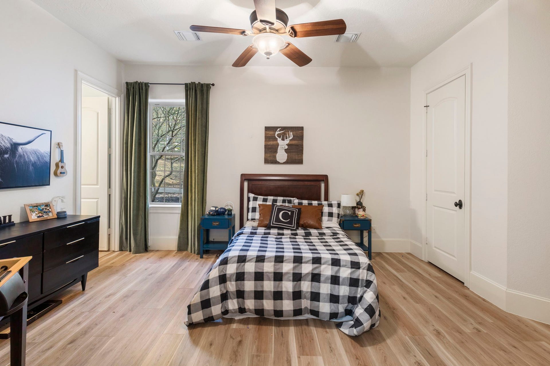 7421 Enchanted Stream Drive, Conroe, TX 77304 Enjoy large, walk-in closets throughout.