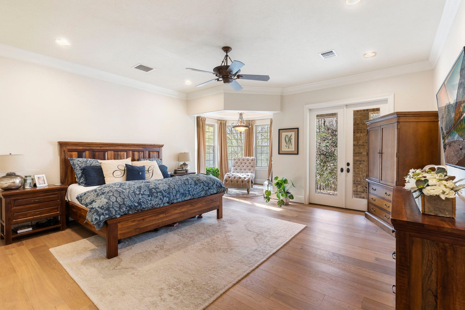 7421 Enchanted Stream Drive, Conroe, TX 77304 Private Owners Suite is perfect for your oversized furniture and allows you to relax and unwind with its own private covered patio access.
