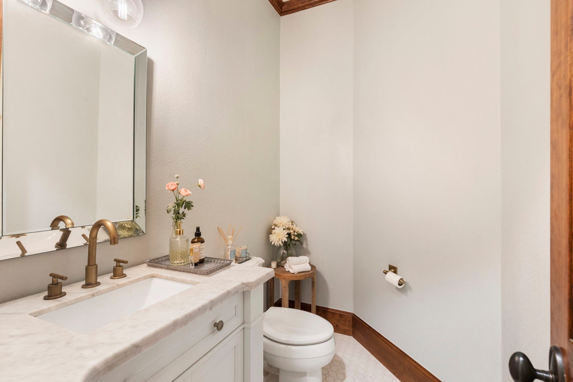 7421 Enchanted Stream Drive, Conroe, TX 77304 Beautiful powder room for your guests.