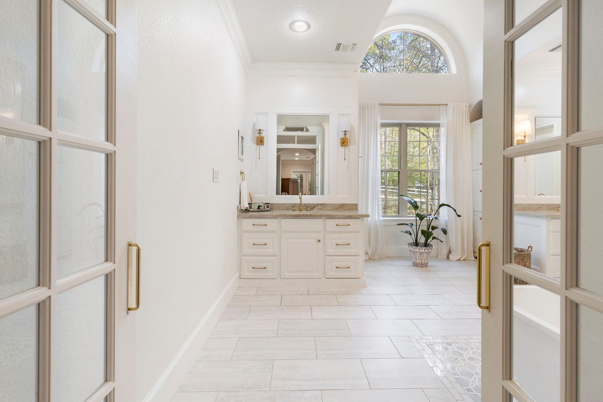 7421 Enchanted Stream Drive, Conroe, TX 77304 The Primary bathroom is truly the show stopper of this home with flawless design features from start to finish.