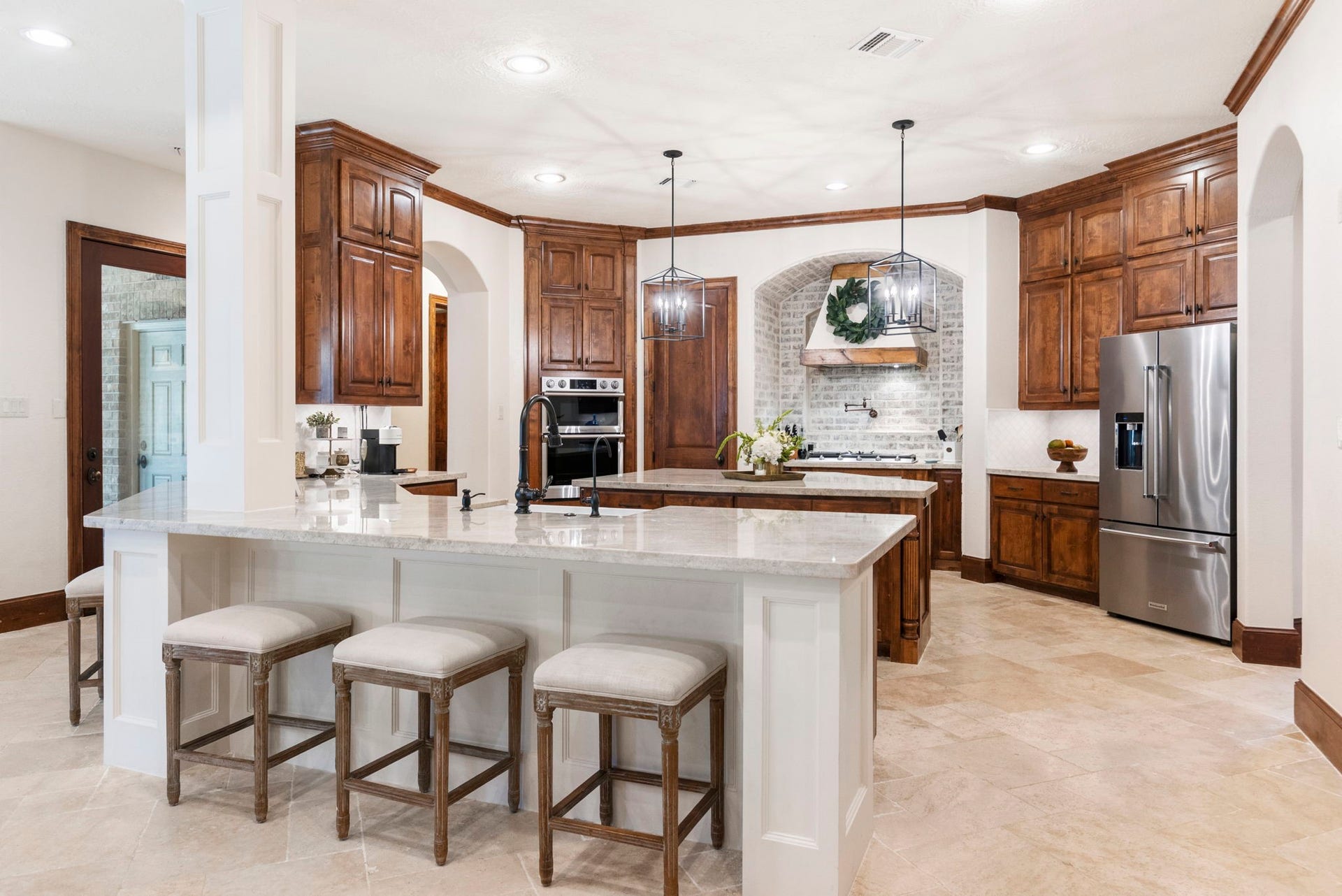 7421 Enchanted Stream Drive, Conroe, TX 77304 The chef of the home will have zero complaints with this phenomenal kitchen at their disposal including two breakfast bar spaces for additional eat-in options.