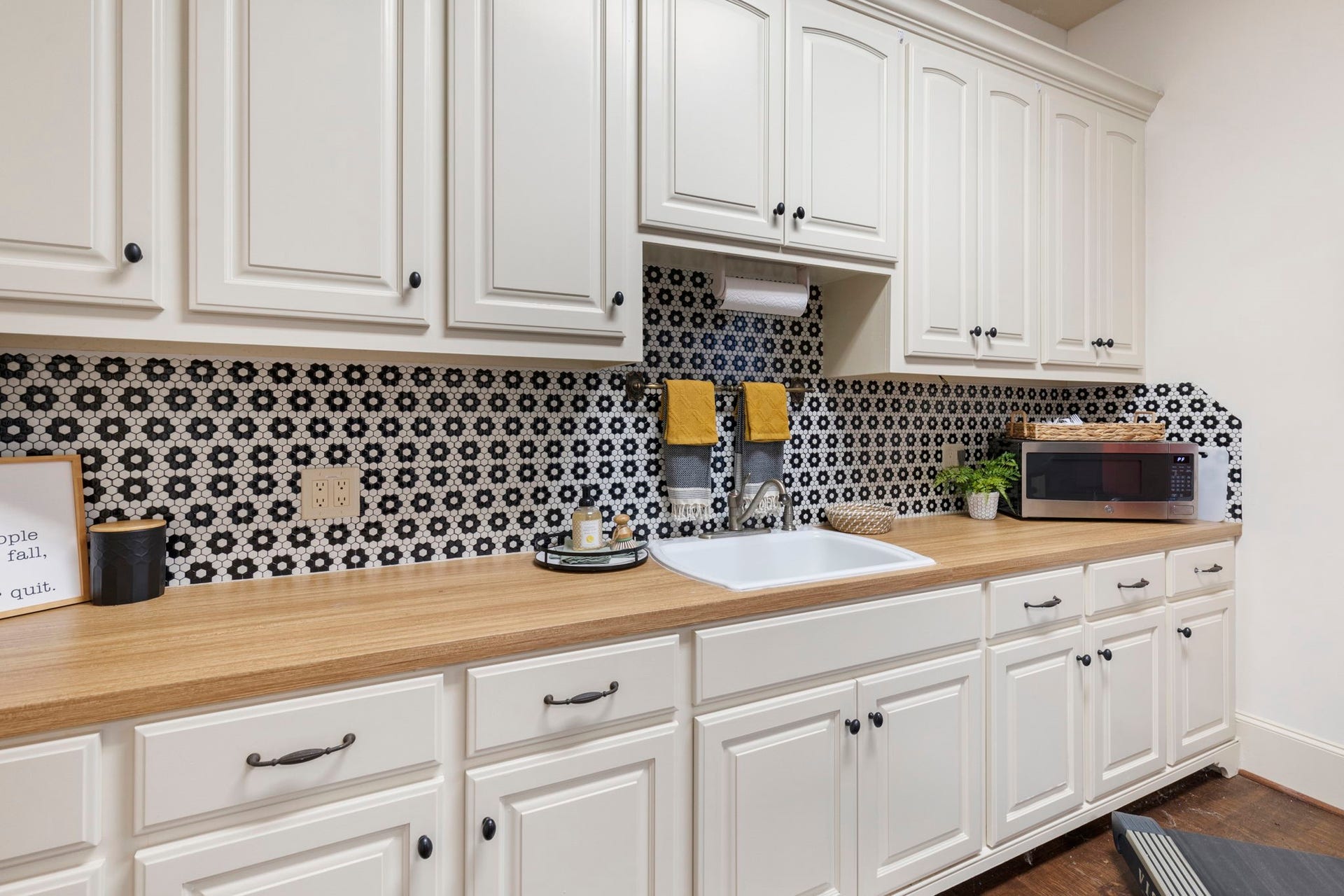 7421 Enchanted Stream Drive, Conroe, TX 77304 Chic design in every room including this updated counter and backsplash. Note the abundance of cabinet space!