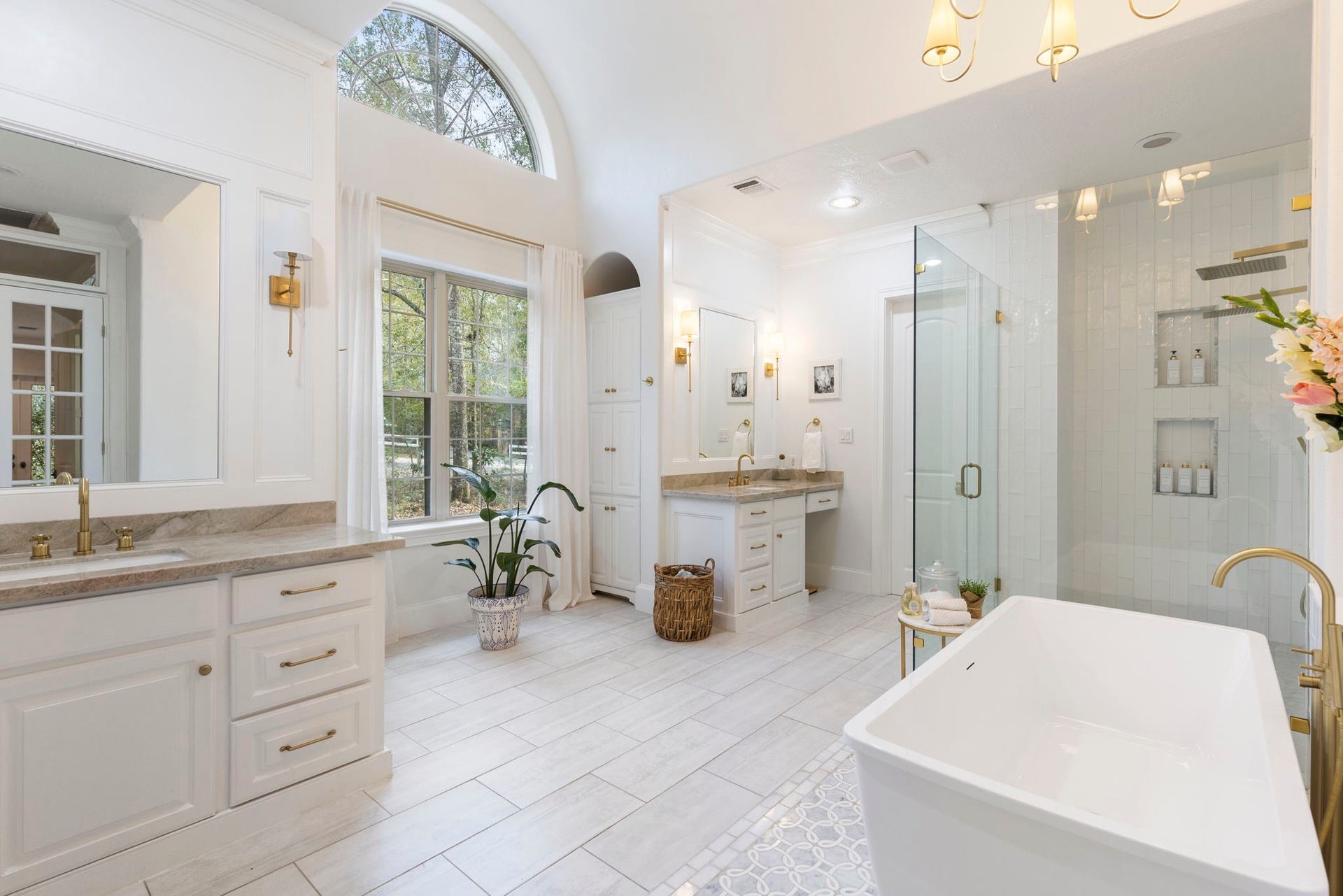 7421 Enchanted Stream Drive, Conroe, TX 77304 Spa-like Primary bathroom boasting quartzite countertops, dual vanities, high ceilings and awesome nature views.