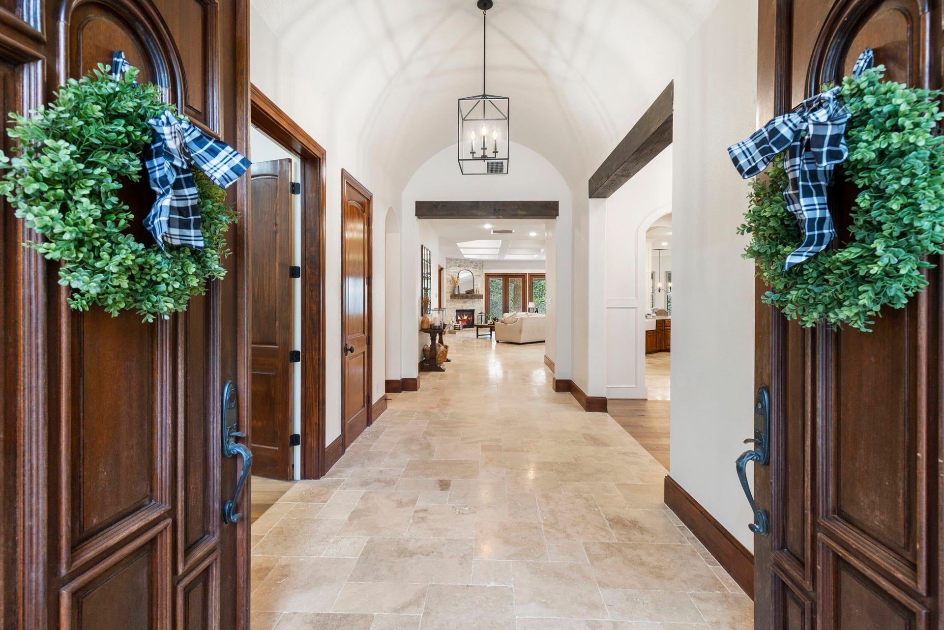 7421 Enchanted Stream Drive, Conroe, TX 77304 Grand double mahogany door entry with excellent sight lines and neutral colors throughout.
