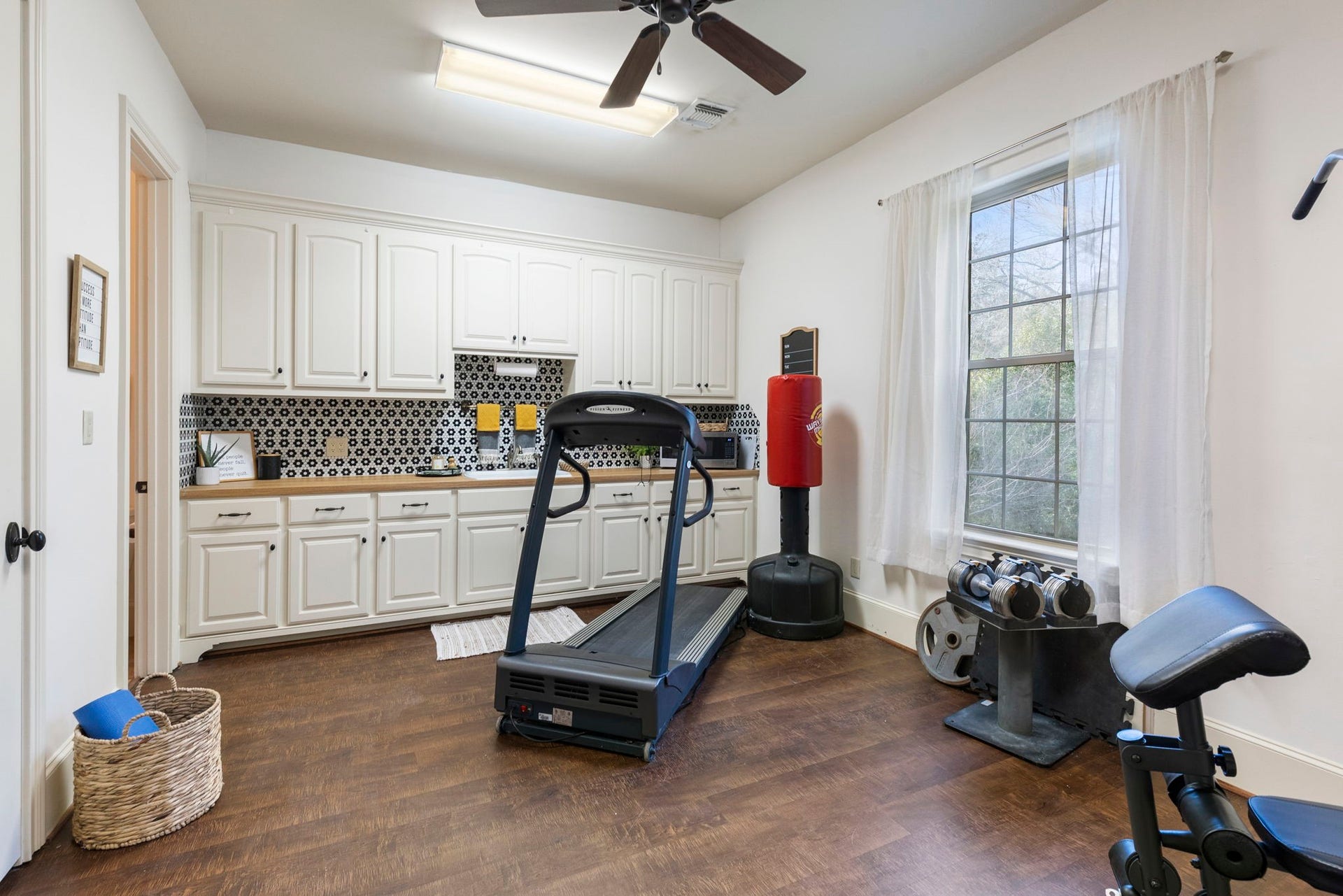 7421 Enchanted Stream Drive, Conroe, TX 77304 Bonus flex room that is perfect for a casita or workshop with a half bath and has two entries, one from the garage and one leading to the patio.