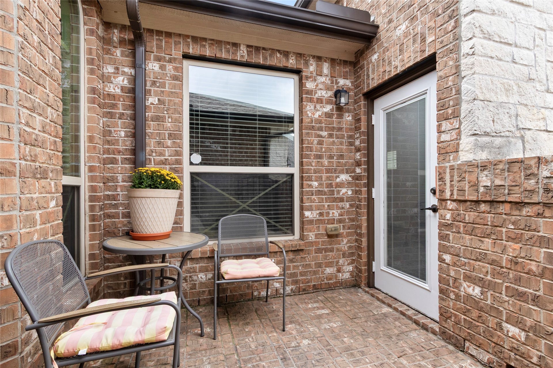 123 Carriage Court, Magnolia, TX 77354 Private outdoor entrance to guest quarters