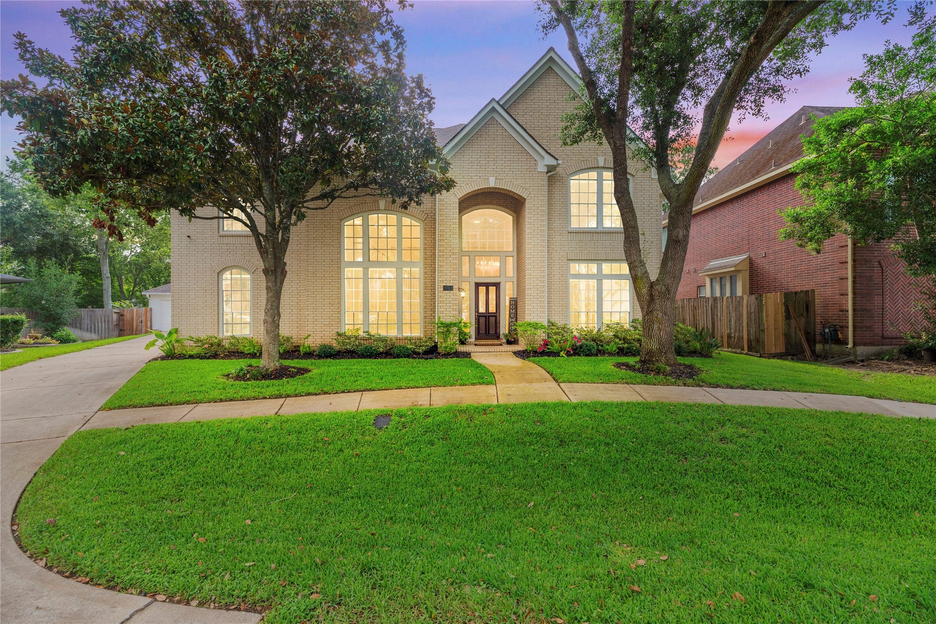 3806 Westall Lane, Missouri City, TX 77459 Welcome to 3806 Westall! This stately and gorgeous home is located in the beautiful Steepbank West neighborhood of Sienna.
