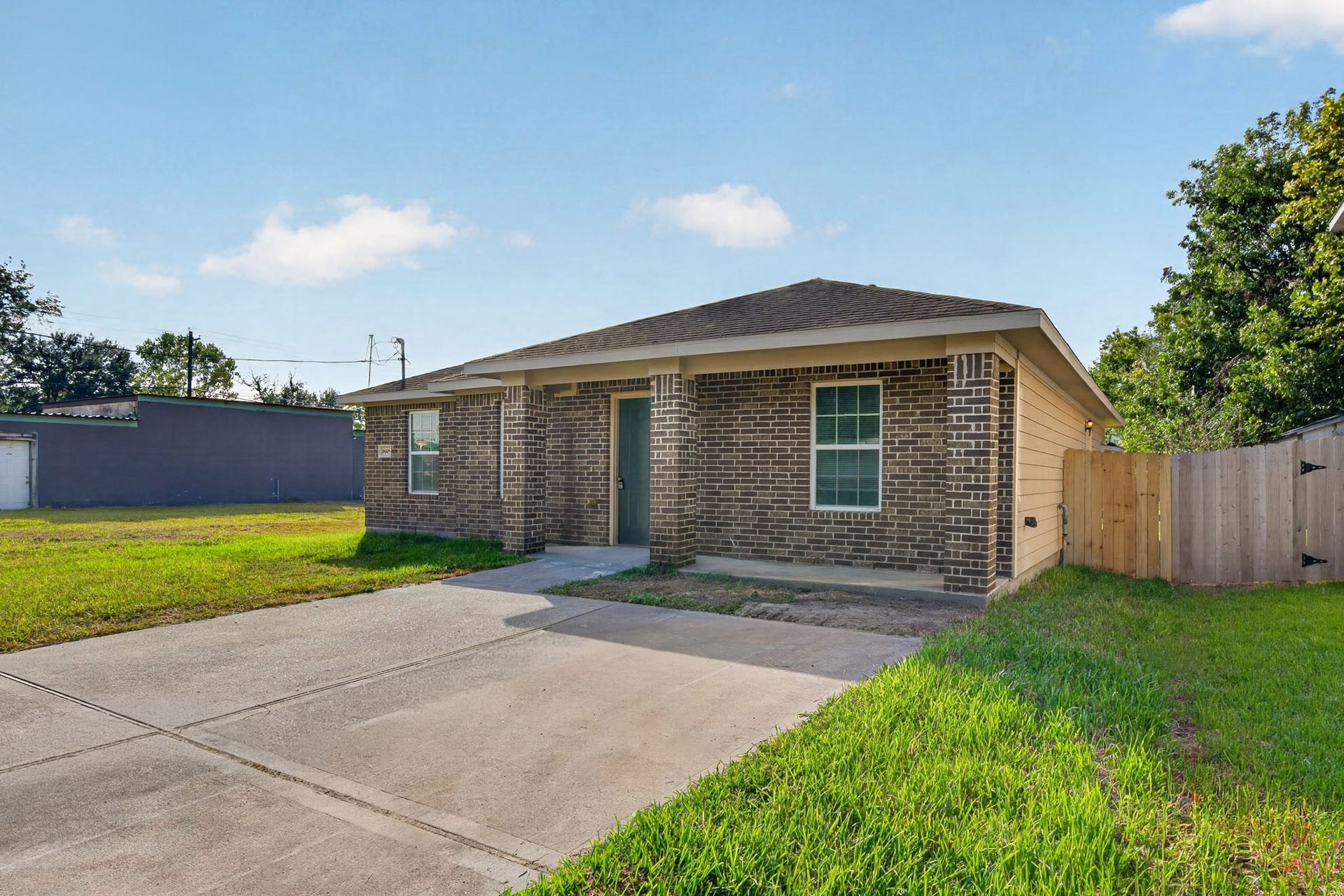 6909 Carver Avenue, Texas City, TX 77591