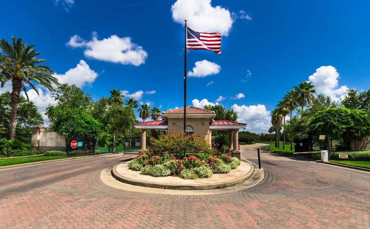 12007 Costa Del Rey Court, Houston, TX 77041 Manned gated community