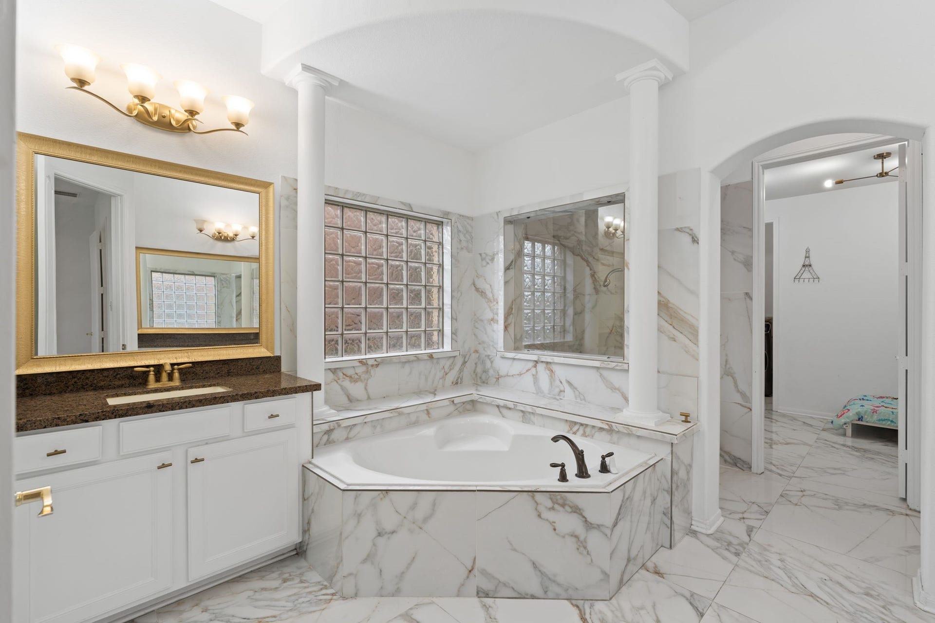 20410 Trumbull Ridge Drive, Cypress, TX 77433 Spacious tub & seperate walk in shower