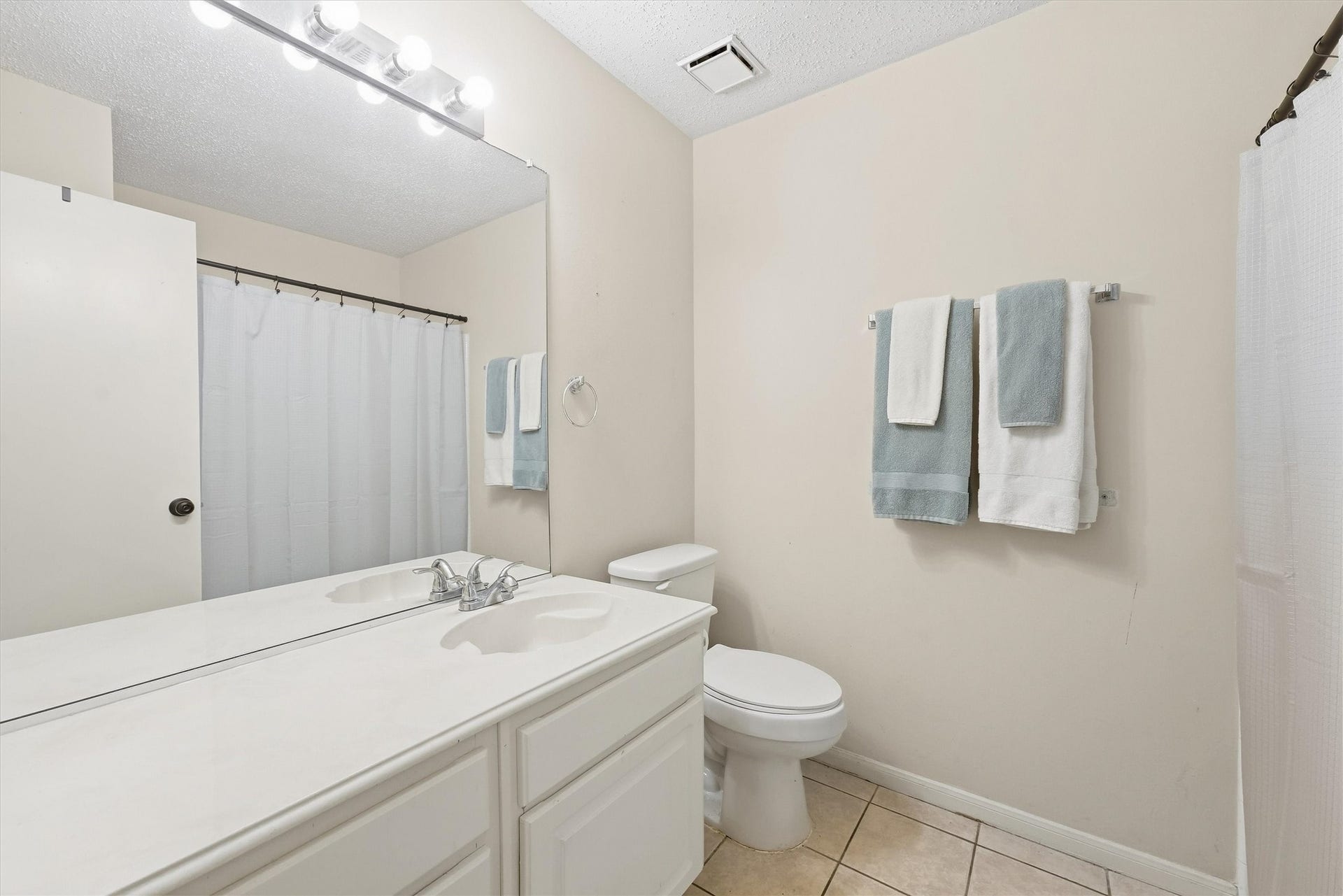 18719 Yaupon Trail, Humble, TX 77346 Second Full Bath in main hallway