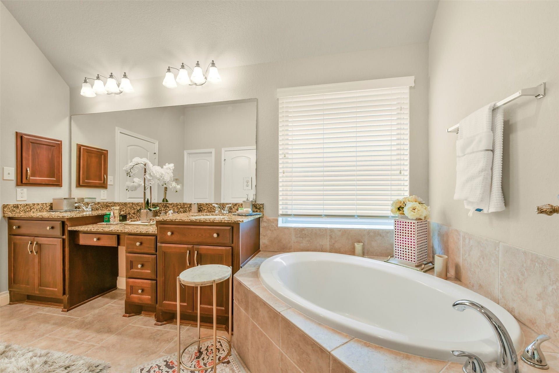 3011 Sunrise Run Lane, Pearland, TX 77584 Soak in the tub after a long days of work