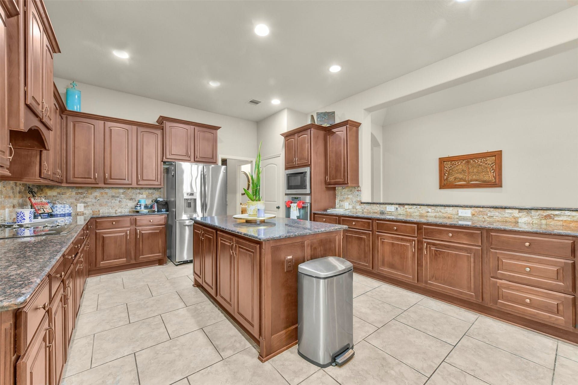 3011 Sunrise Run Lane, Pearland, TX 77584 Tons of storage and counter space
