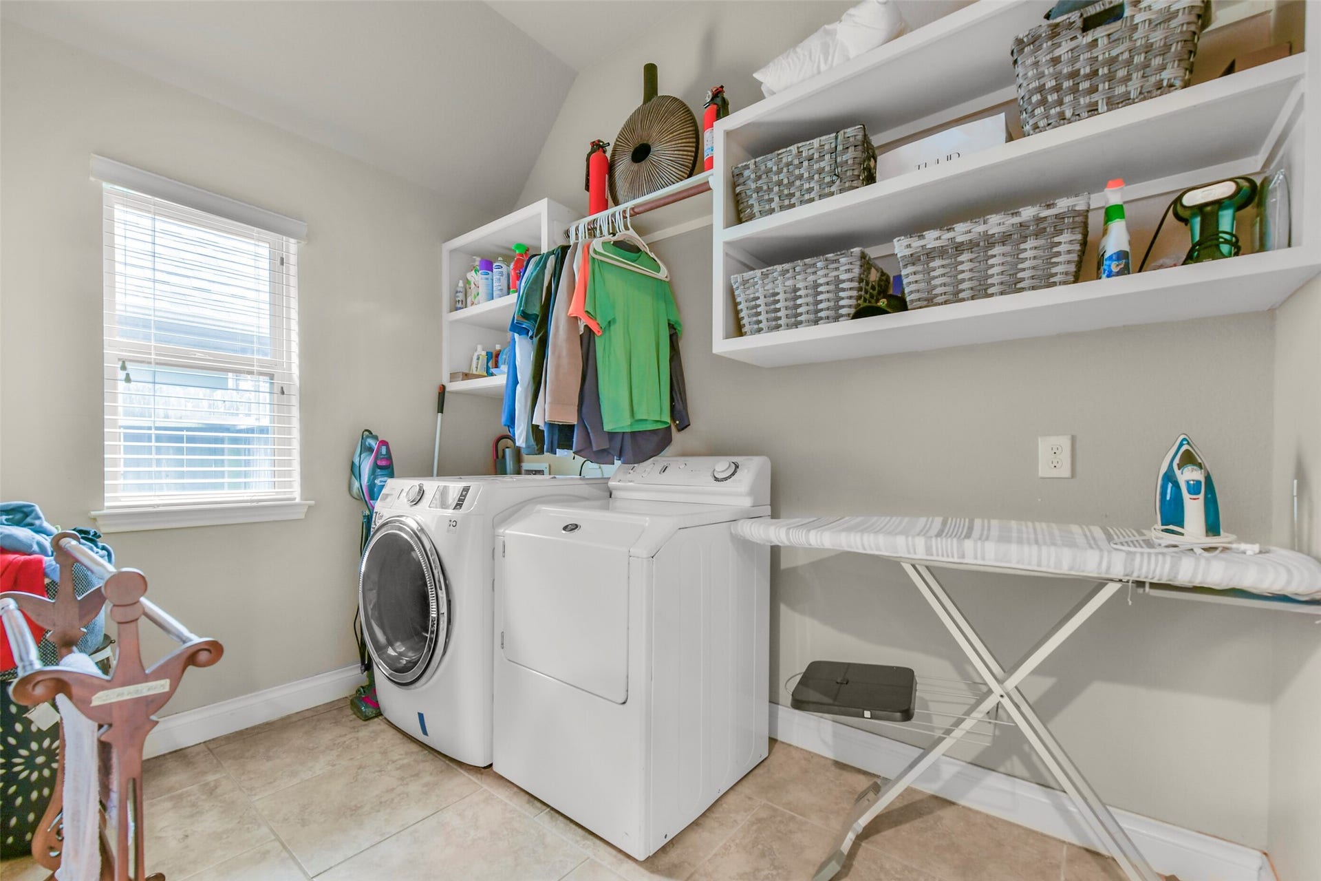 3011 Sunrise Run Lane, Pearland, TX 77584 Nice size laundry room