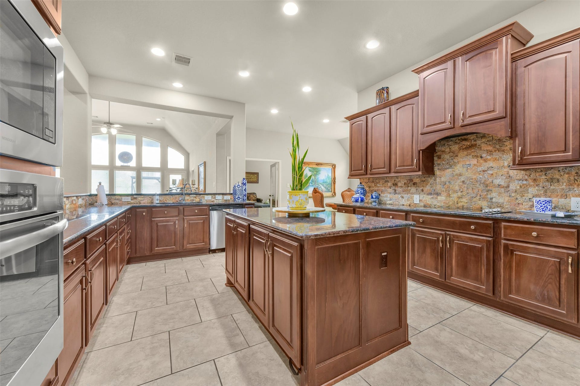 3011 Sunrise Run Lane, Pearland, TX 77584 This gorgeous kitchen boasts 42 cabinets and granite countertops