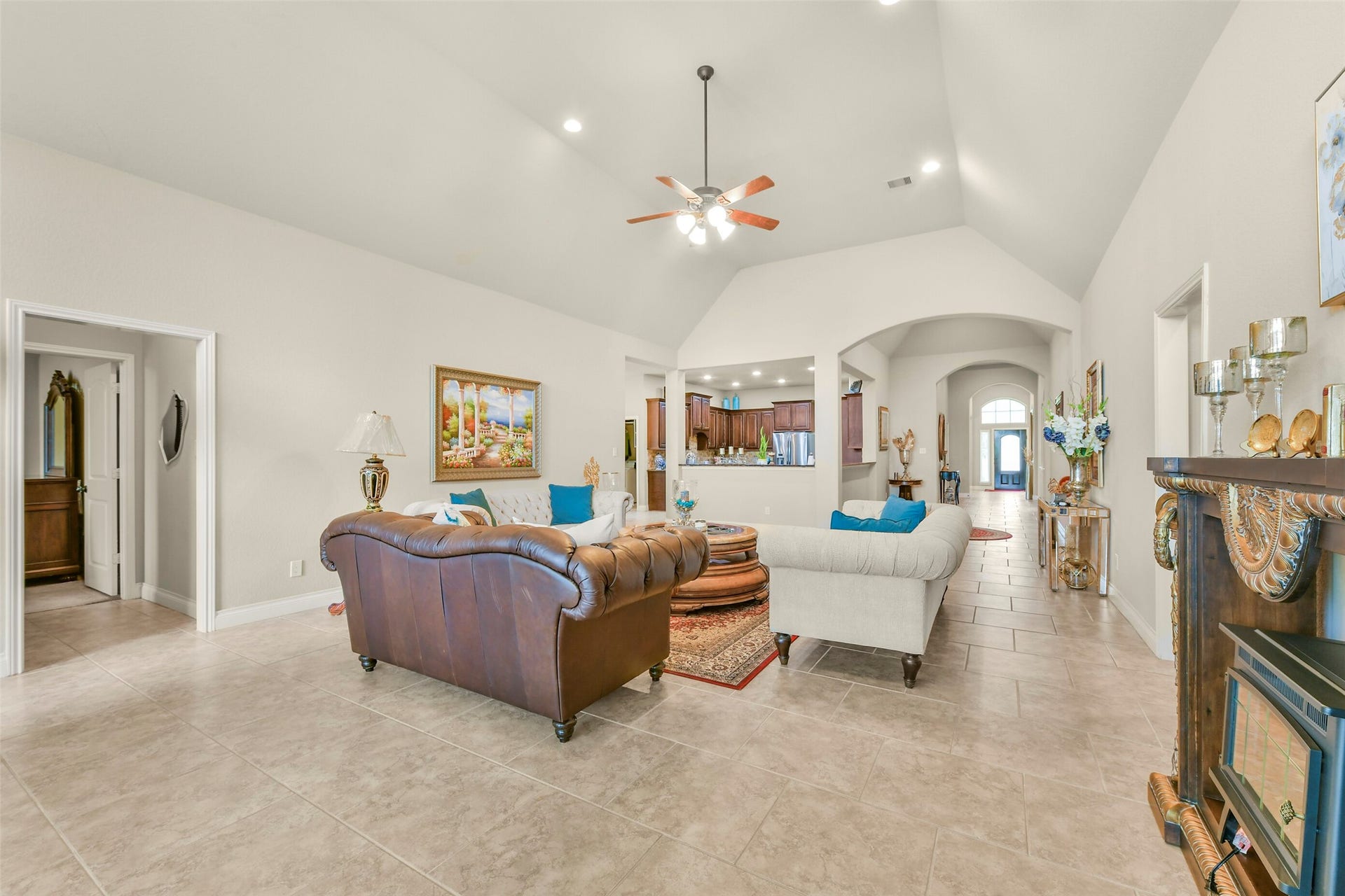 3011 Sunrise Run Lane, Pearland, TX 77584 Huge living room is perfect for family gatherings