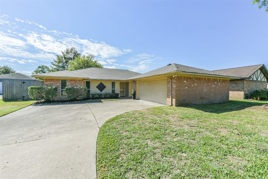 Property photo for 1916 Crooked Creek Lane, Pearland, TX
