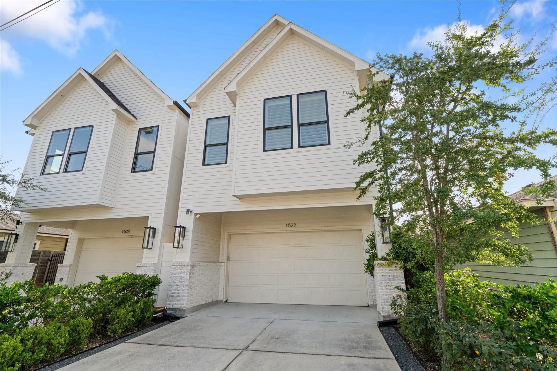Built in 2020, this freestanding Houston Heights home offers timeless curb appeal, gorgeous landscaping, and a welcoming street presence.